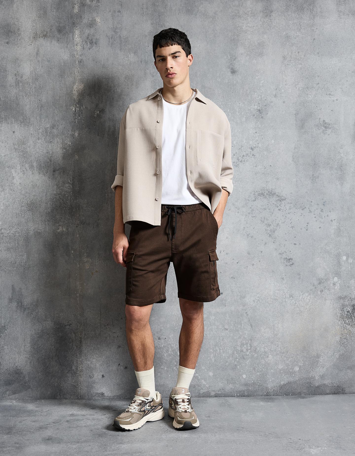 Bershka bermudy cargo regular cargo o regularnym kroju cargo brązowy