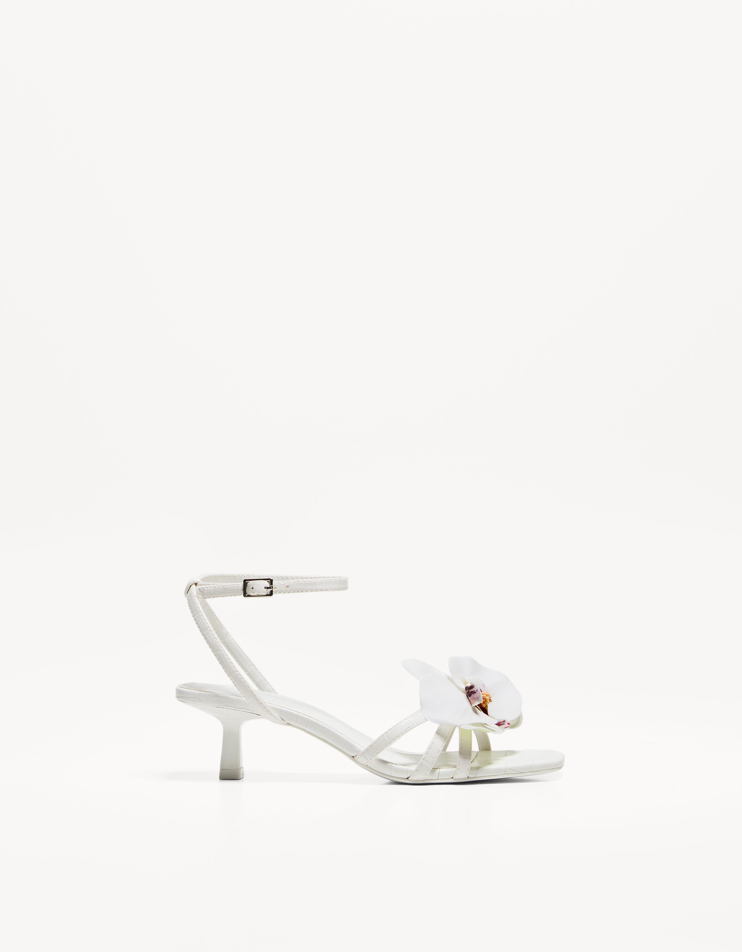 Bershka Sandalen Mit Kitten-Heels Und Blumendetail Damen 38 Weiss