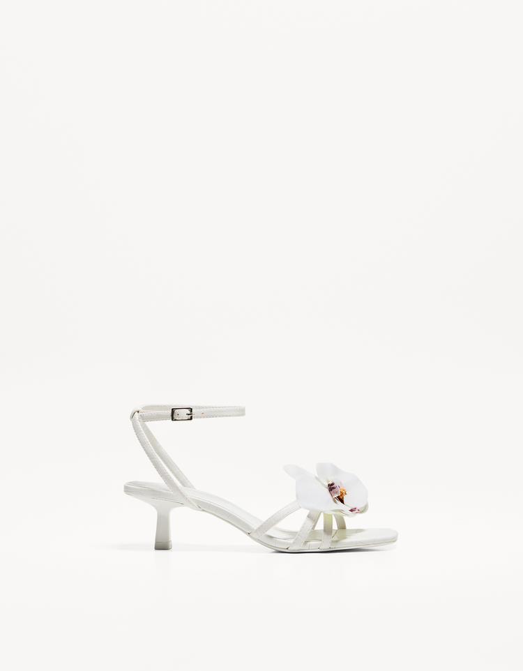 Kitten heel sandals with floral detail
