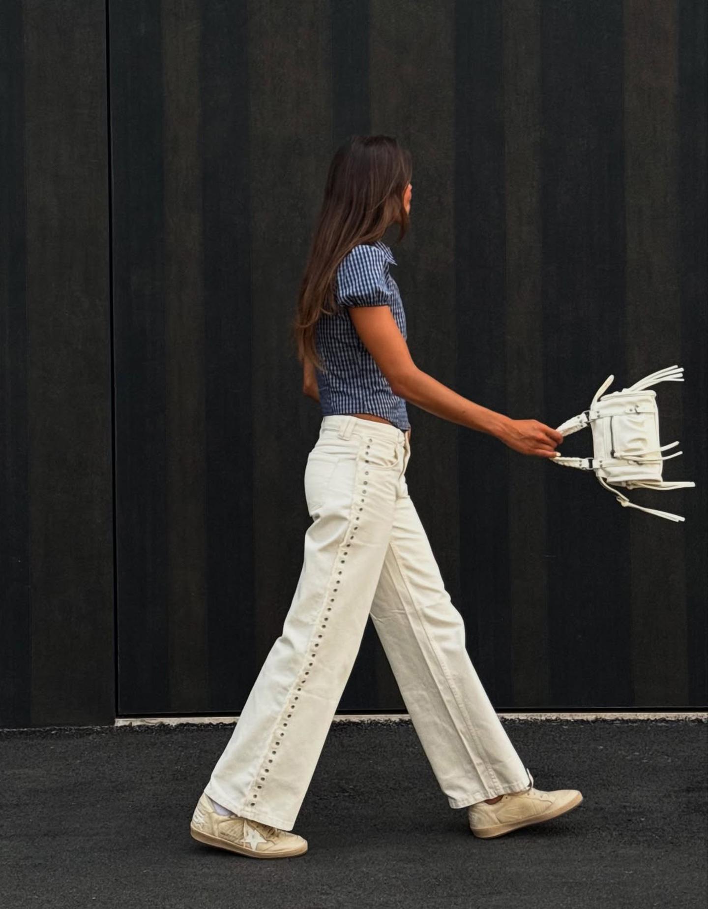 Bershka proste spodnie z oczkami i postrzępieniami biały