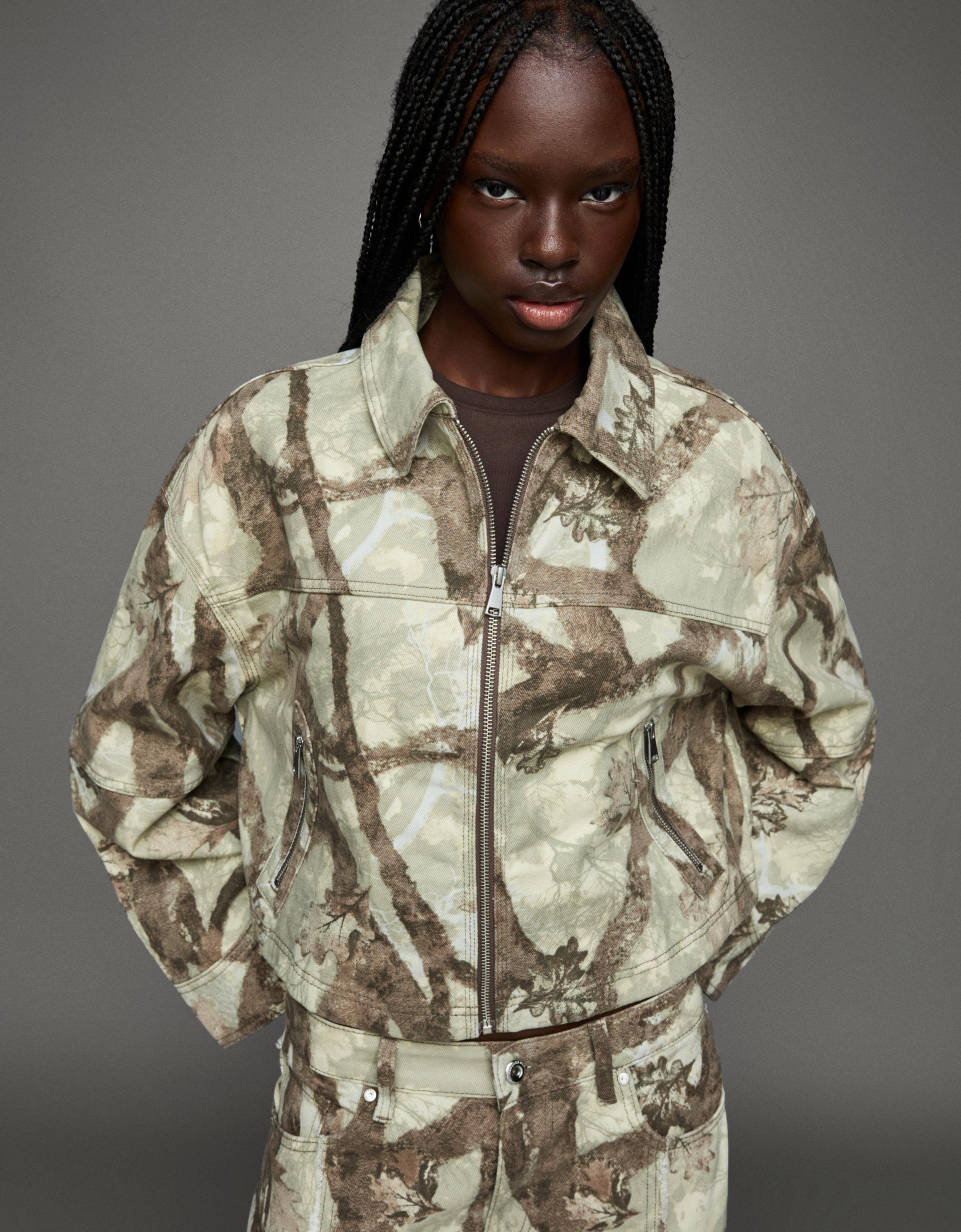 Cazadora denim cropped print Chamarras y trench Mujer Bershka