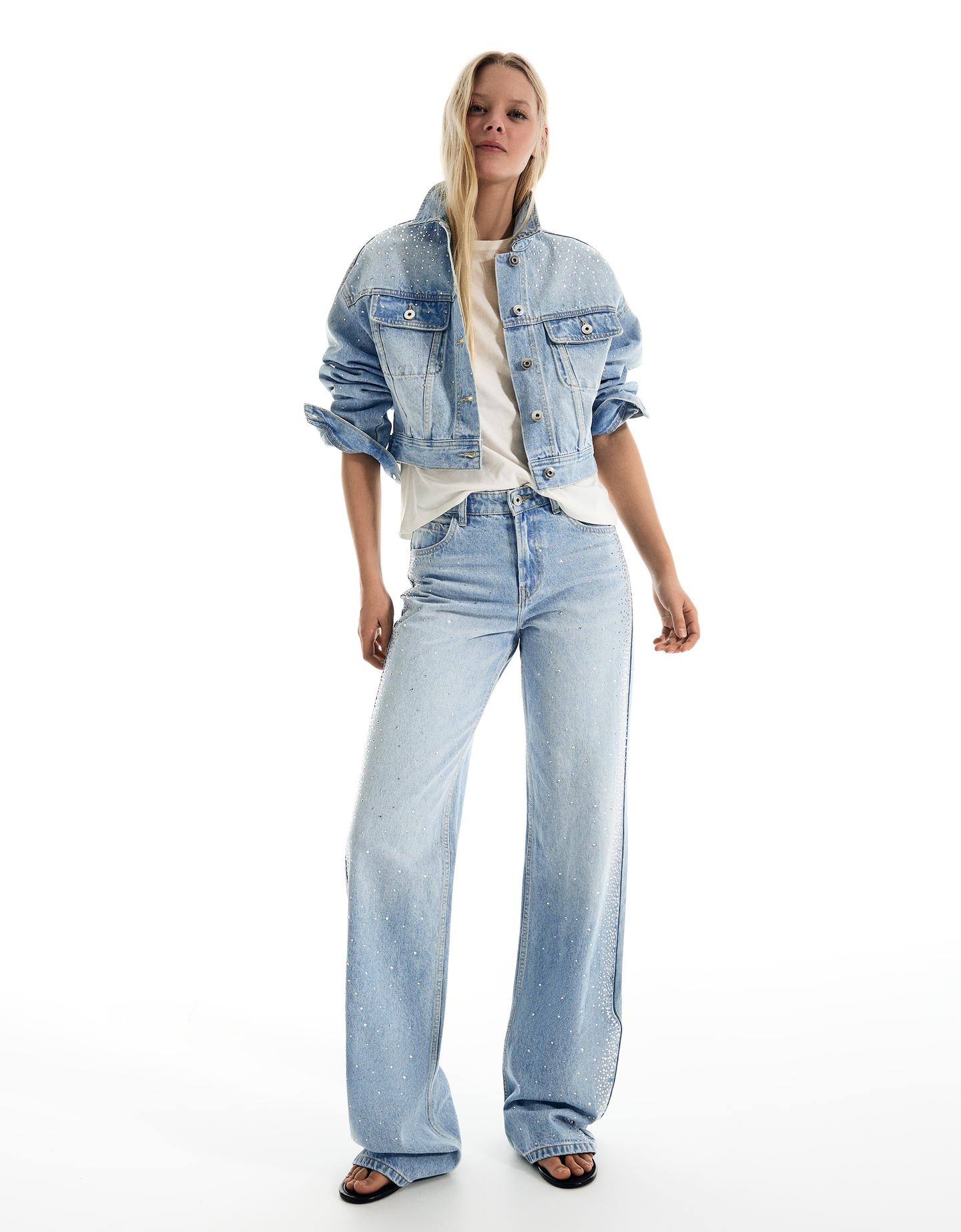 Bershka błyszczące jeansy o kroju straight wide leg z wysokim stanem wyblakły niebieski