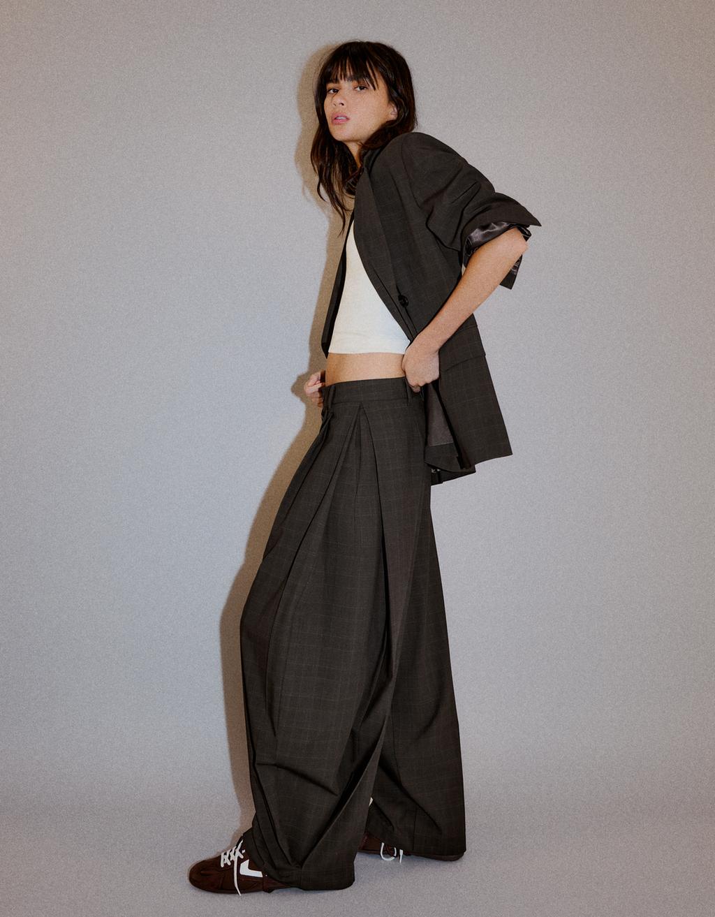 Balloon trousers with pleats and buttons