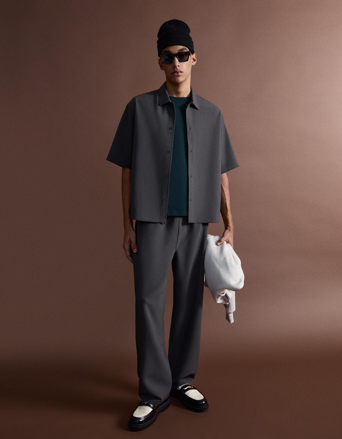 Short sleeve boxy tailored fit shirt