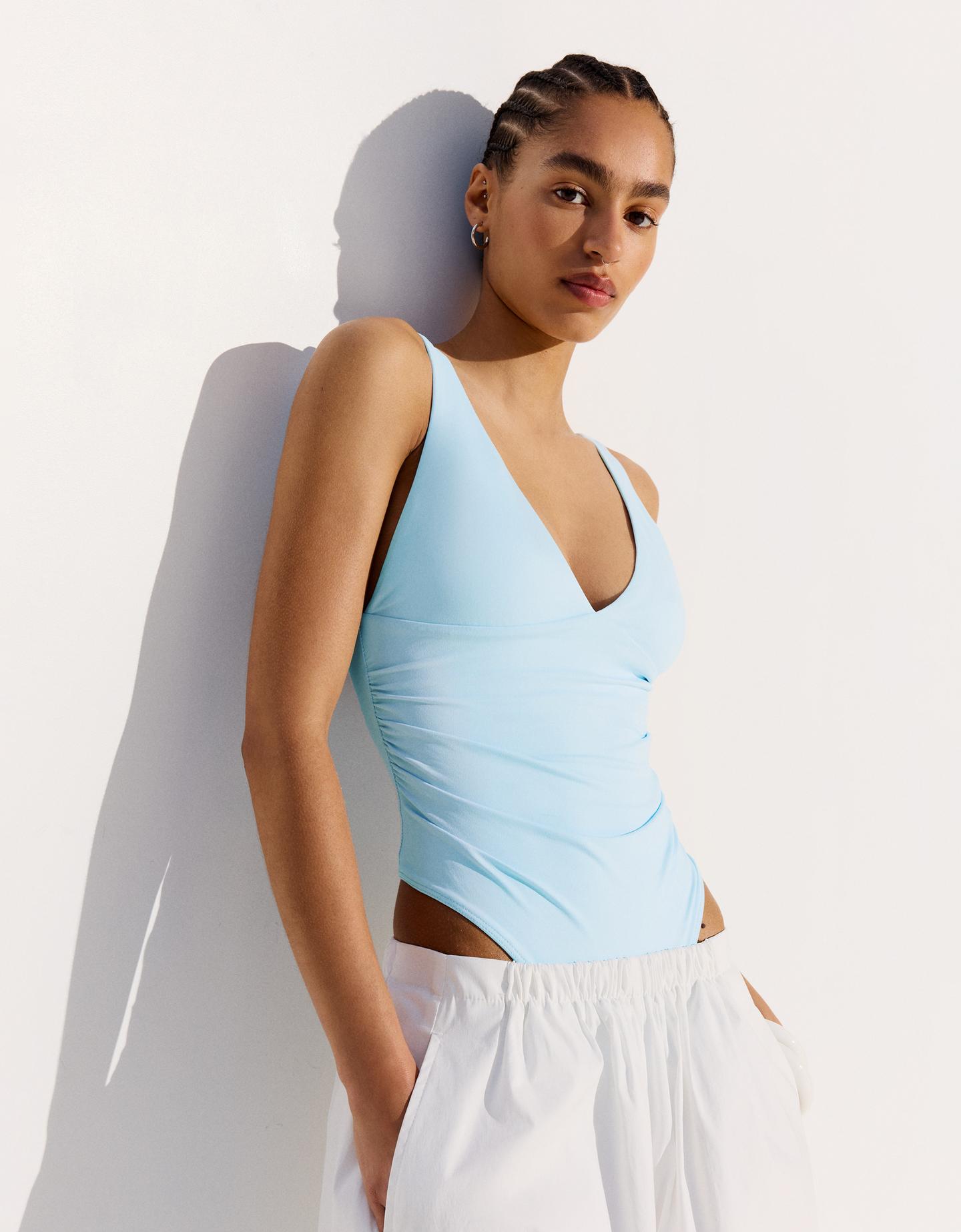 Bershka body na ramiączkach z marszczeniem jasnoniebieski