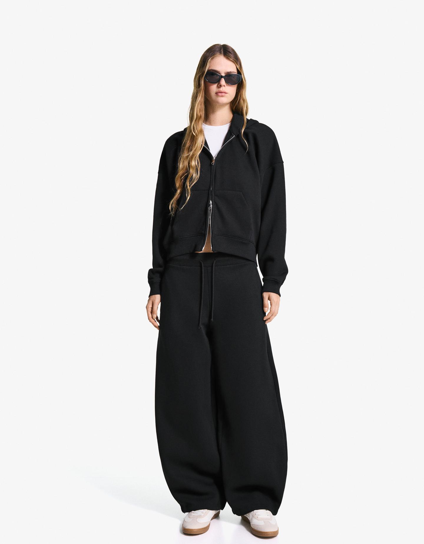 Bershka spodnie z dzianiny dresowej o kroju barrel ze stoperami czarny