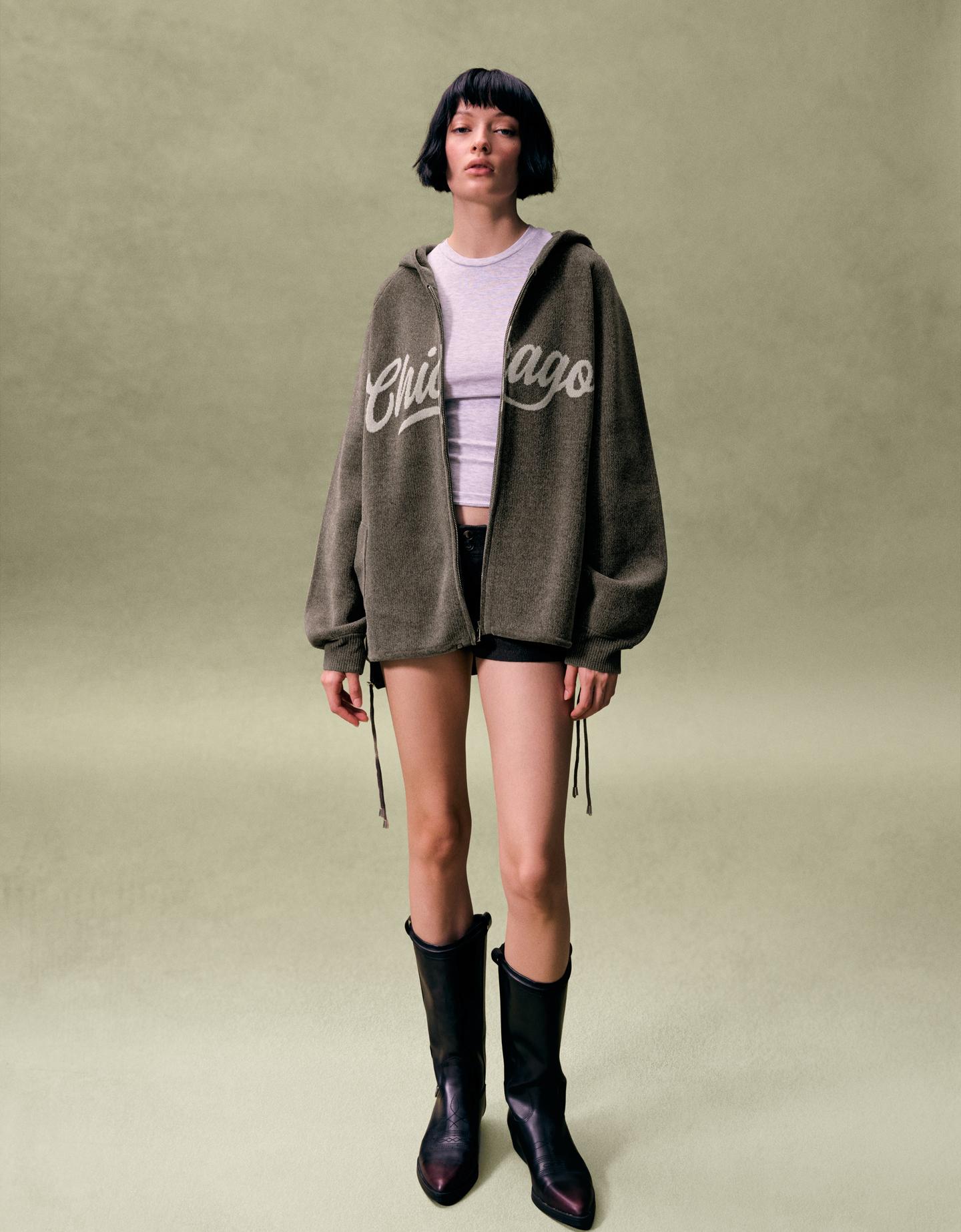 Bershka chenille'owy sweter z suwakiem i kapturem z nadrukiem szary