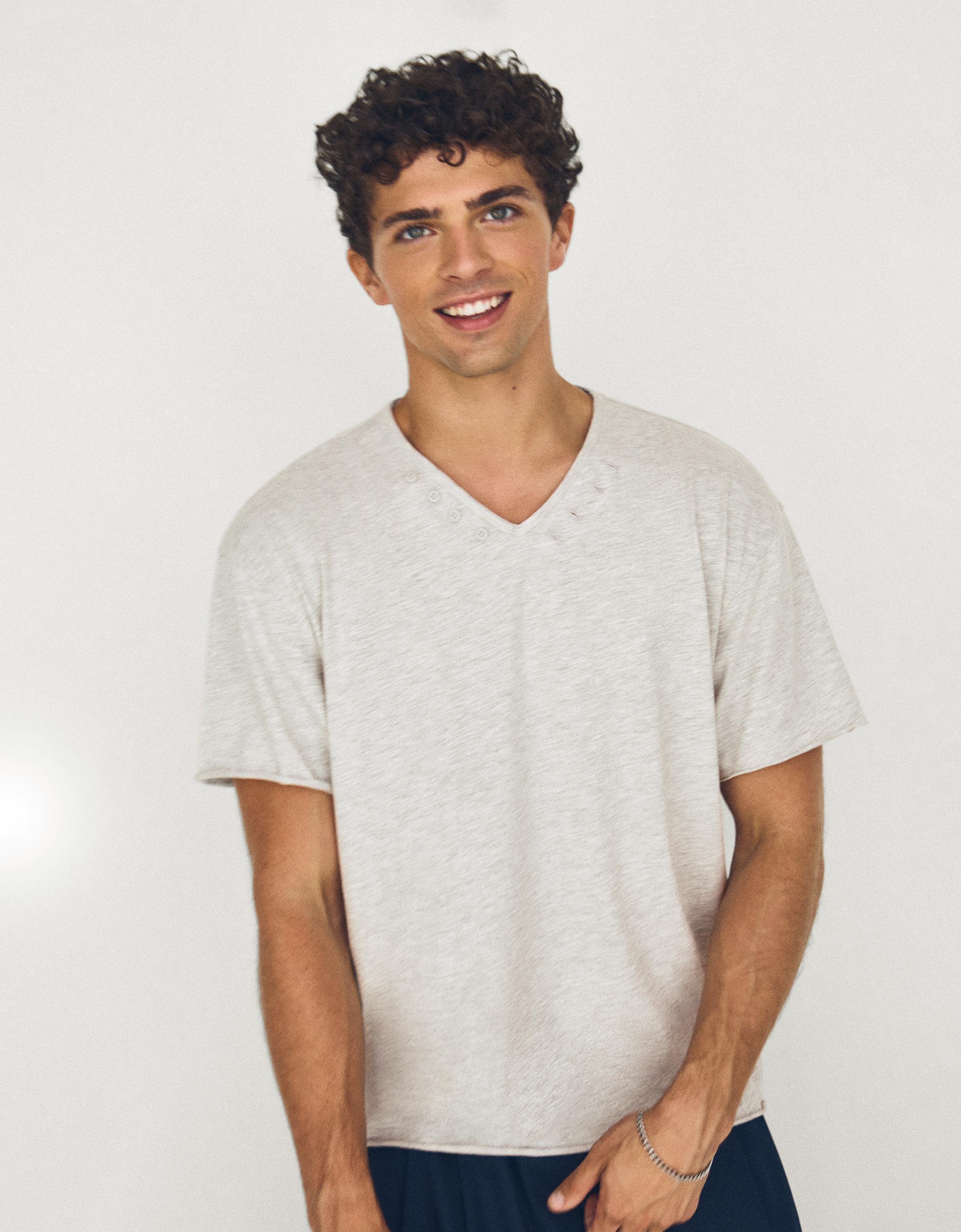Bershka Camiseta Manga Corta Cuello Pico Hombre Gris
