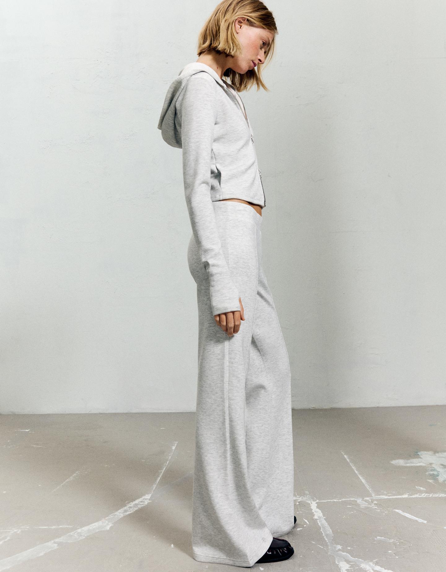 Bershka spodnie z rozszerzanymi nogawkami soft z modalem szary