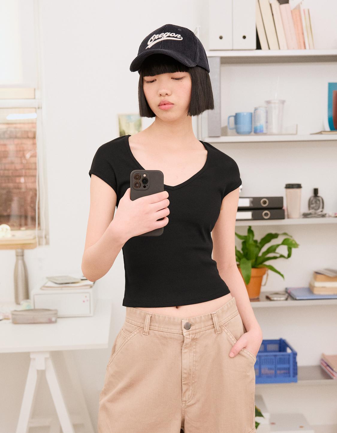 Short sleeve V-neck T-shirt