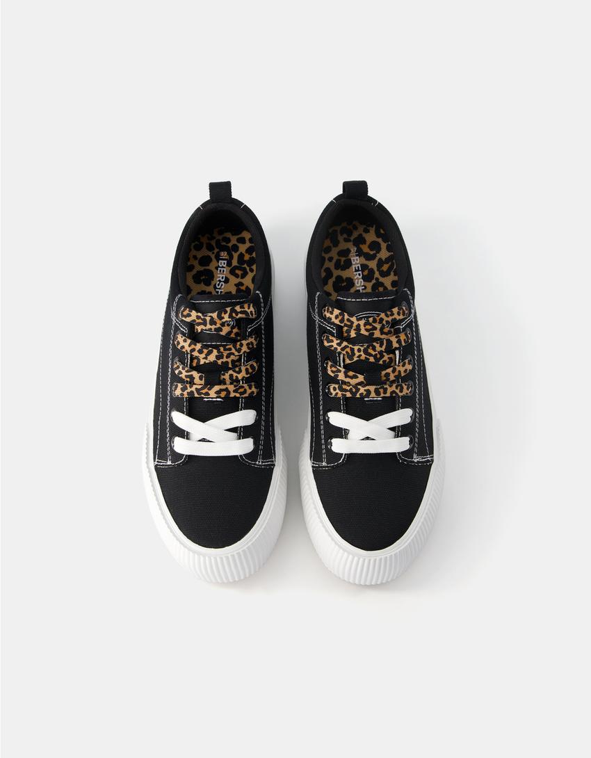 حذاء رياضي نسيج بنعل عال وتفاصيل بطبعة حيوانية-أسود