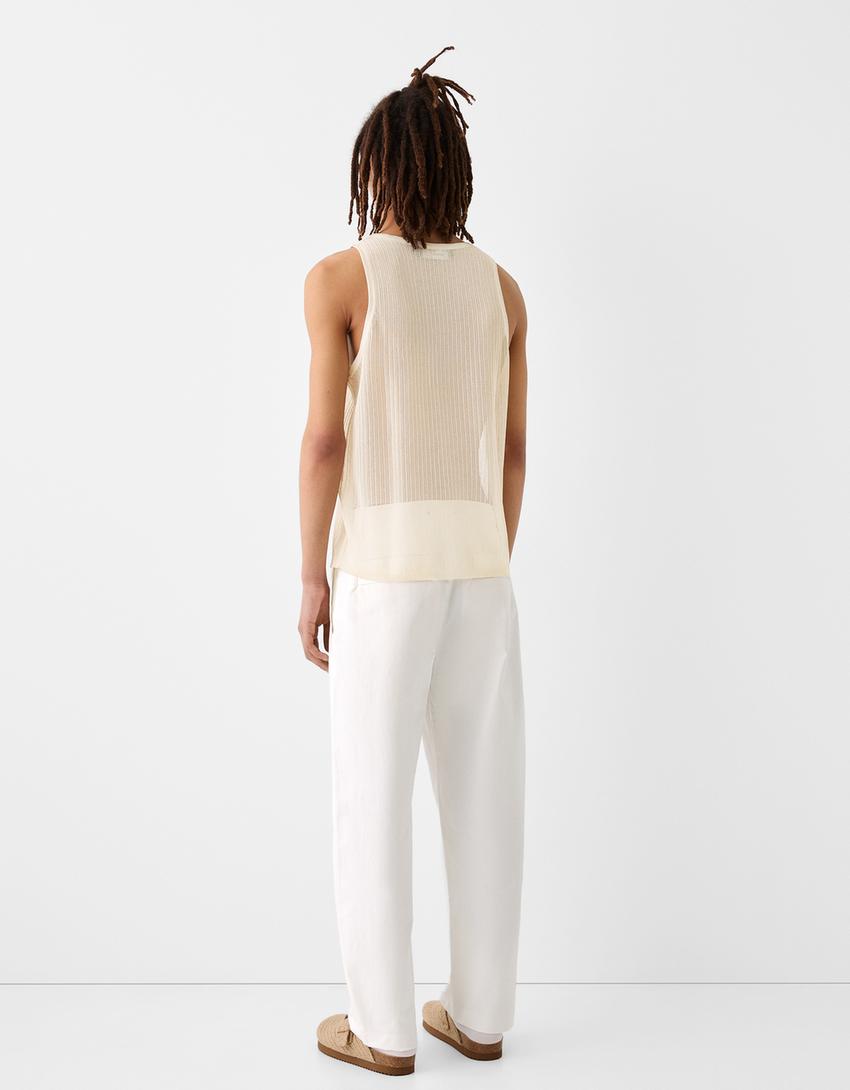 توب بدون أكمام وتفاصيل مثقبة-رملي-1