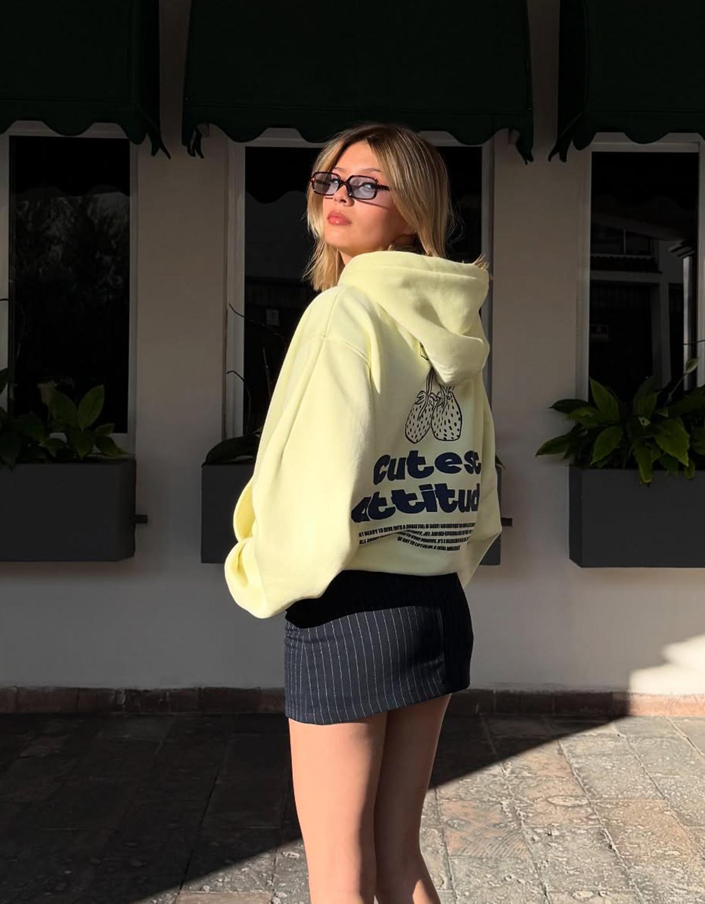 Bershka bluza z kapturem i nadrukiem żółty