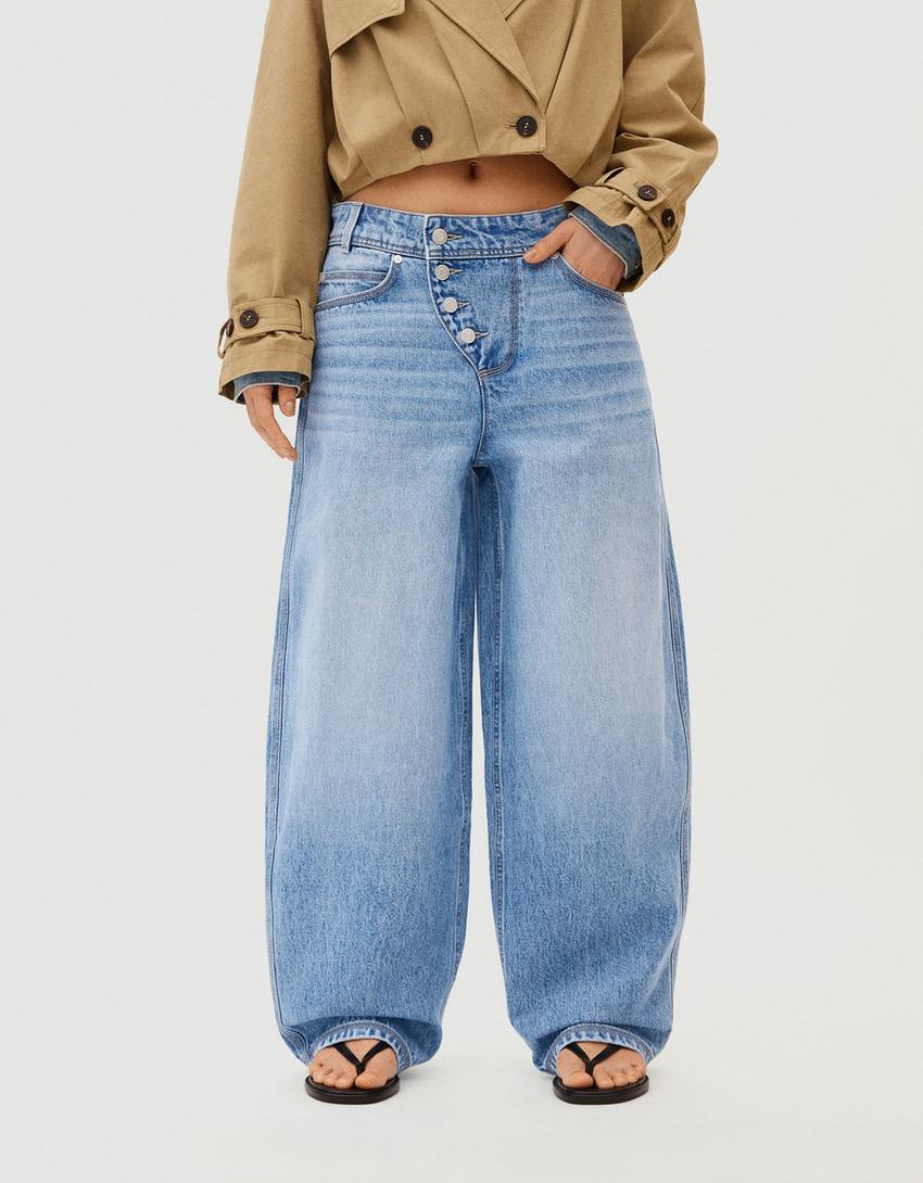 Düşük bel, önü düğmeli, geniş paça barrel jean-Açık mavi