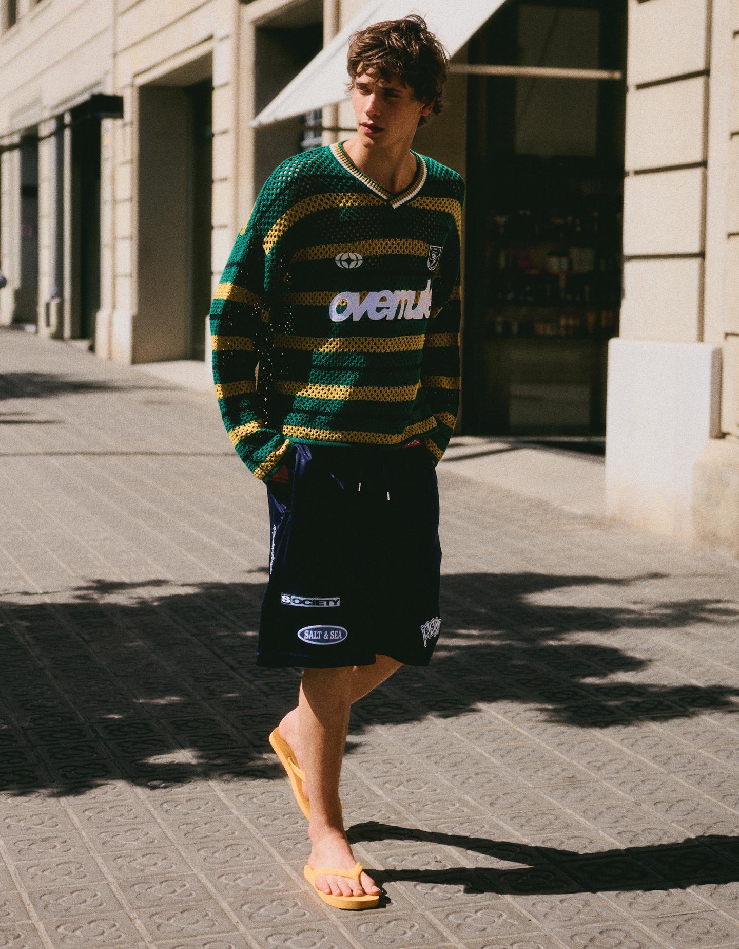 Bershka bermudy z siateczki z naszywkami granatowy