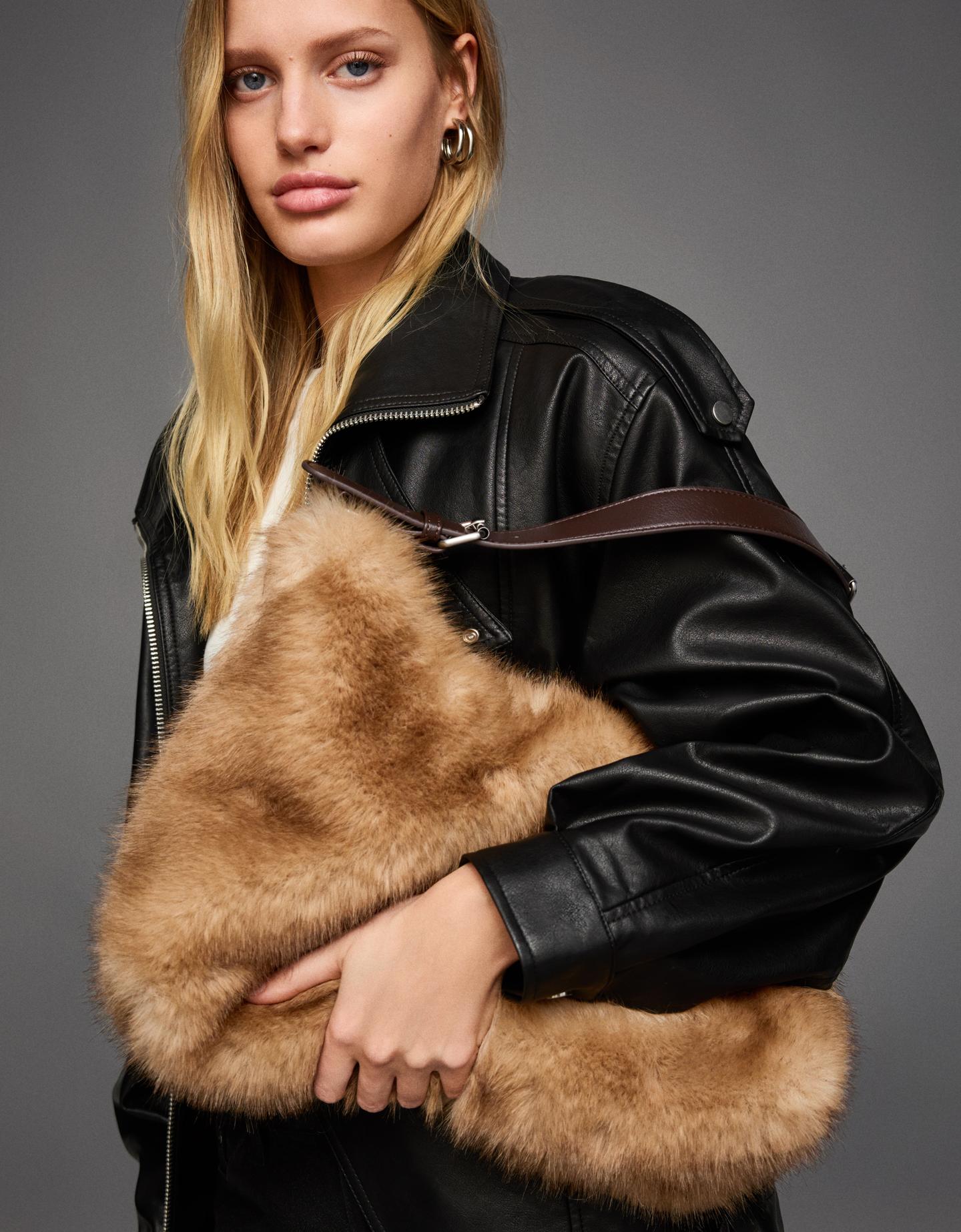 Bershka torebka na ramię z efektem futra brązowy