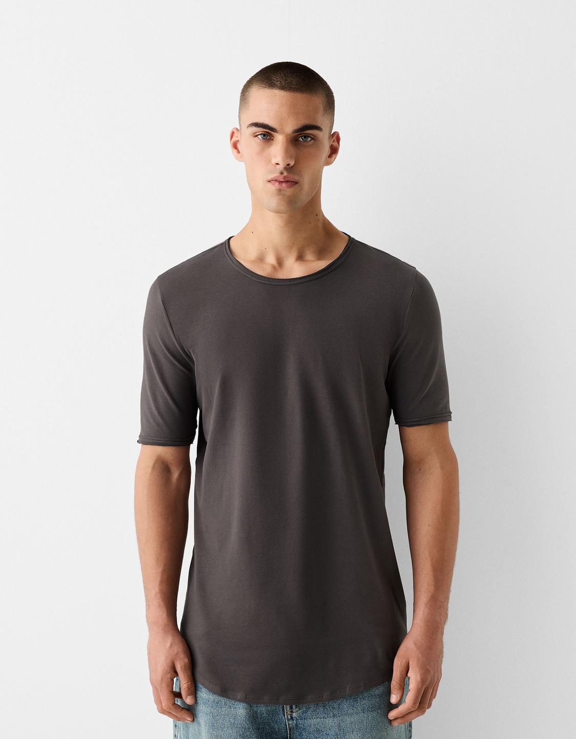 טי שירט Slim fit עם שרוול קצר