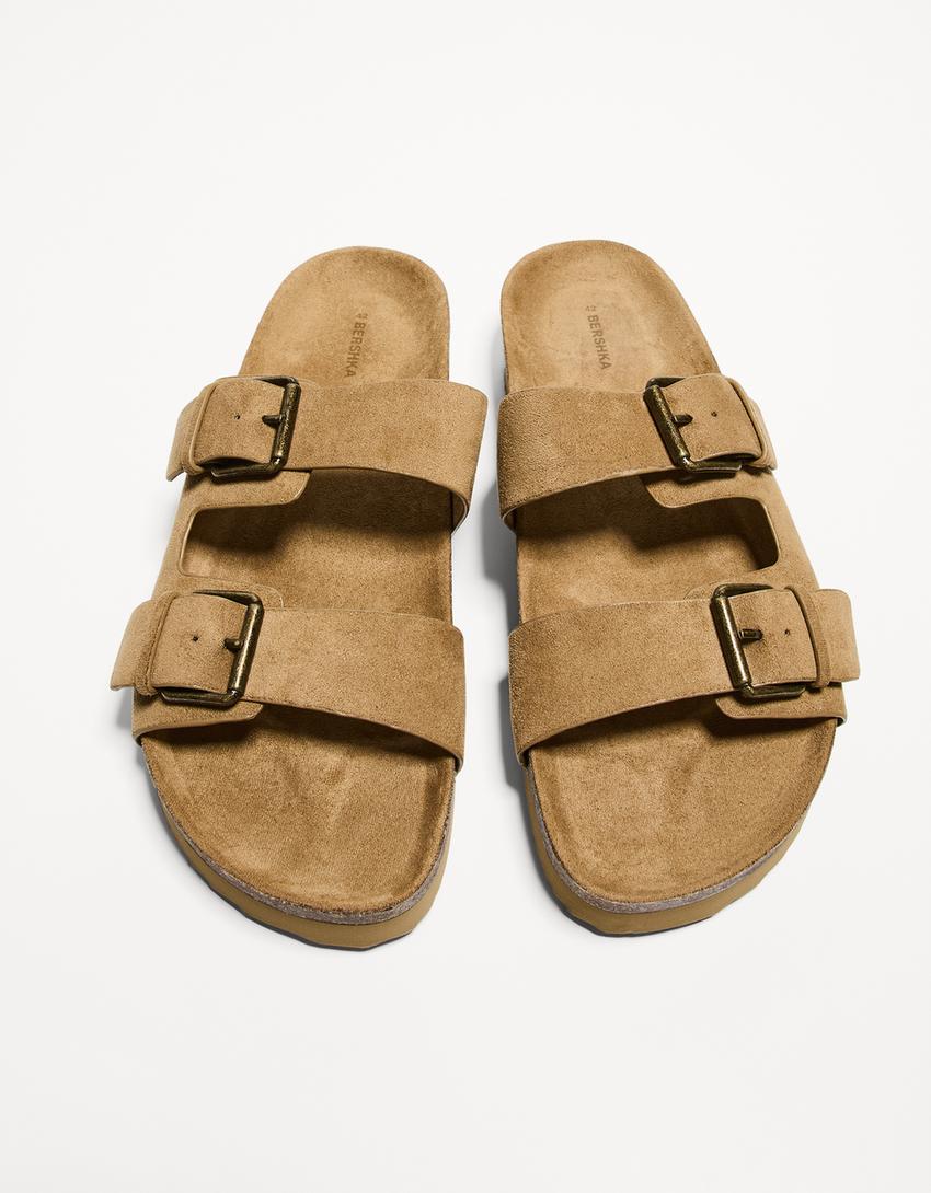 Flache Sandalen aus Leder mit Schnallen-Sandfarbe