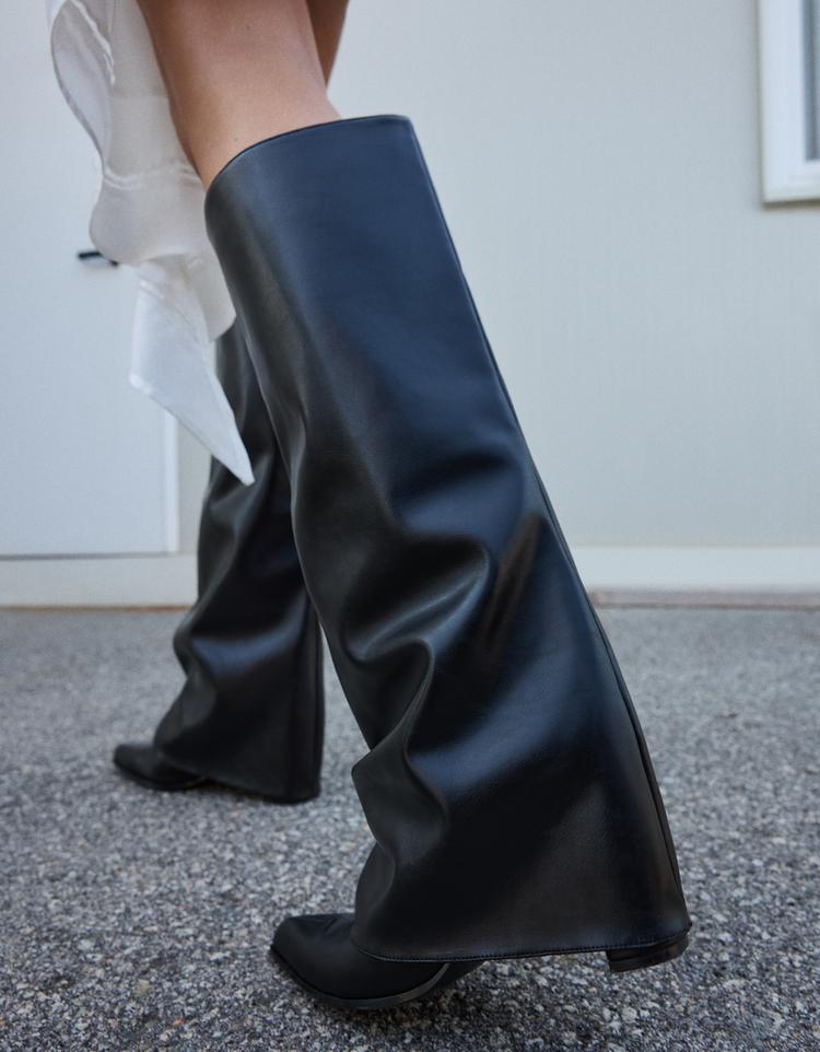 High-heel boots with trousers