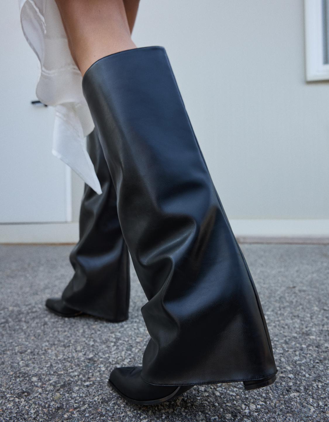 High-heel boots with trousers