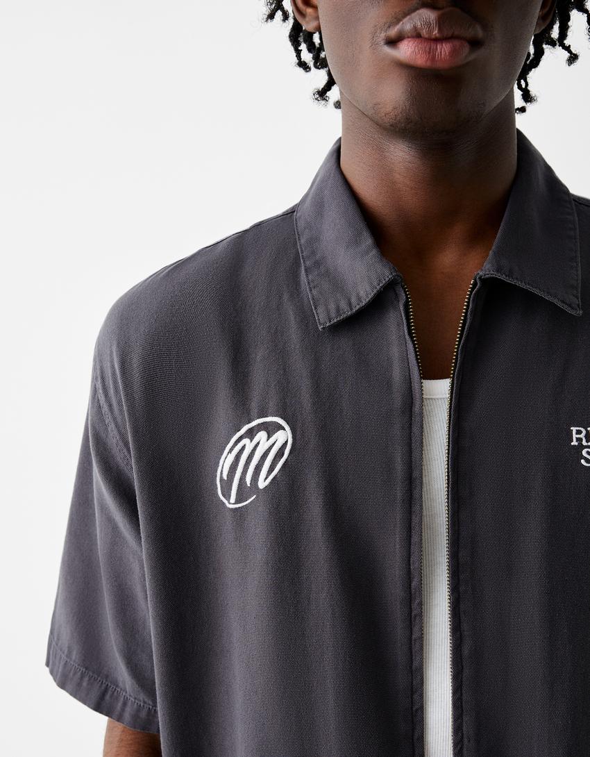 قميص مطرز بأكمام قصيرة وسحّاب-رمادي-6