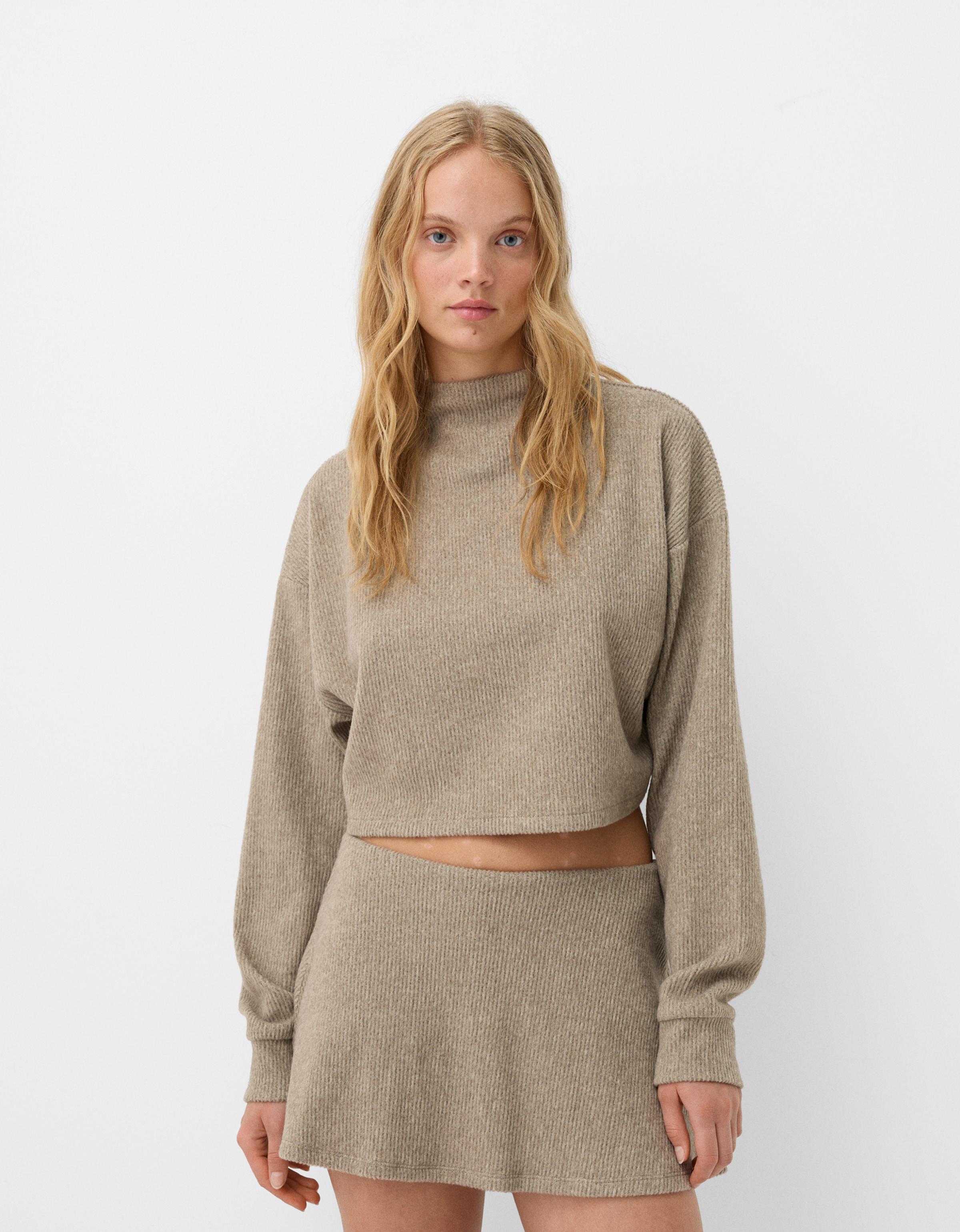 Bershka Soft-Touch-Pullover Mit Stehkragen Und Rippenmuster Damen S Sandfarbe