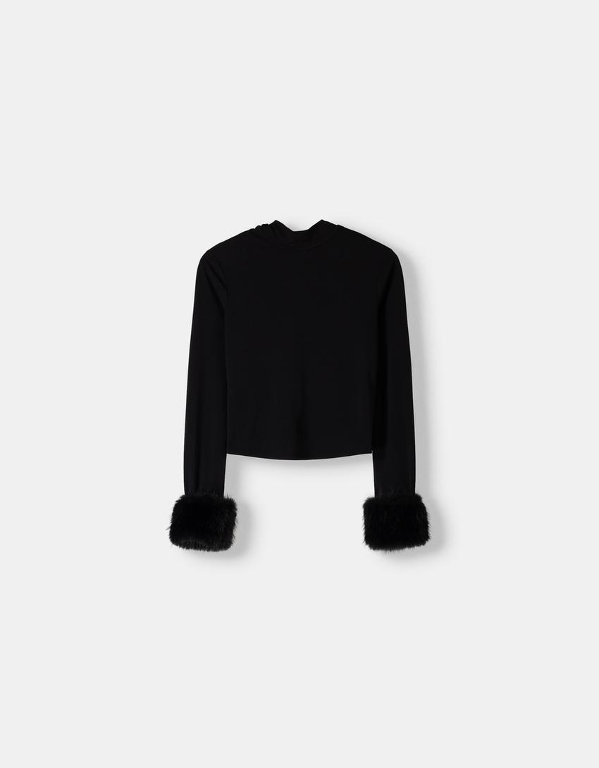 Long sleeve T-shirt with faux fur cuffs - Women | Bershka