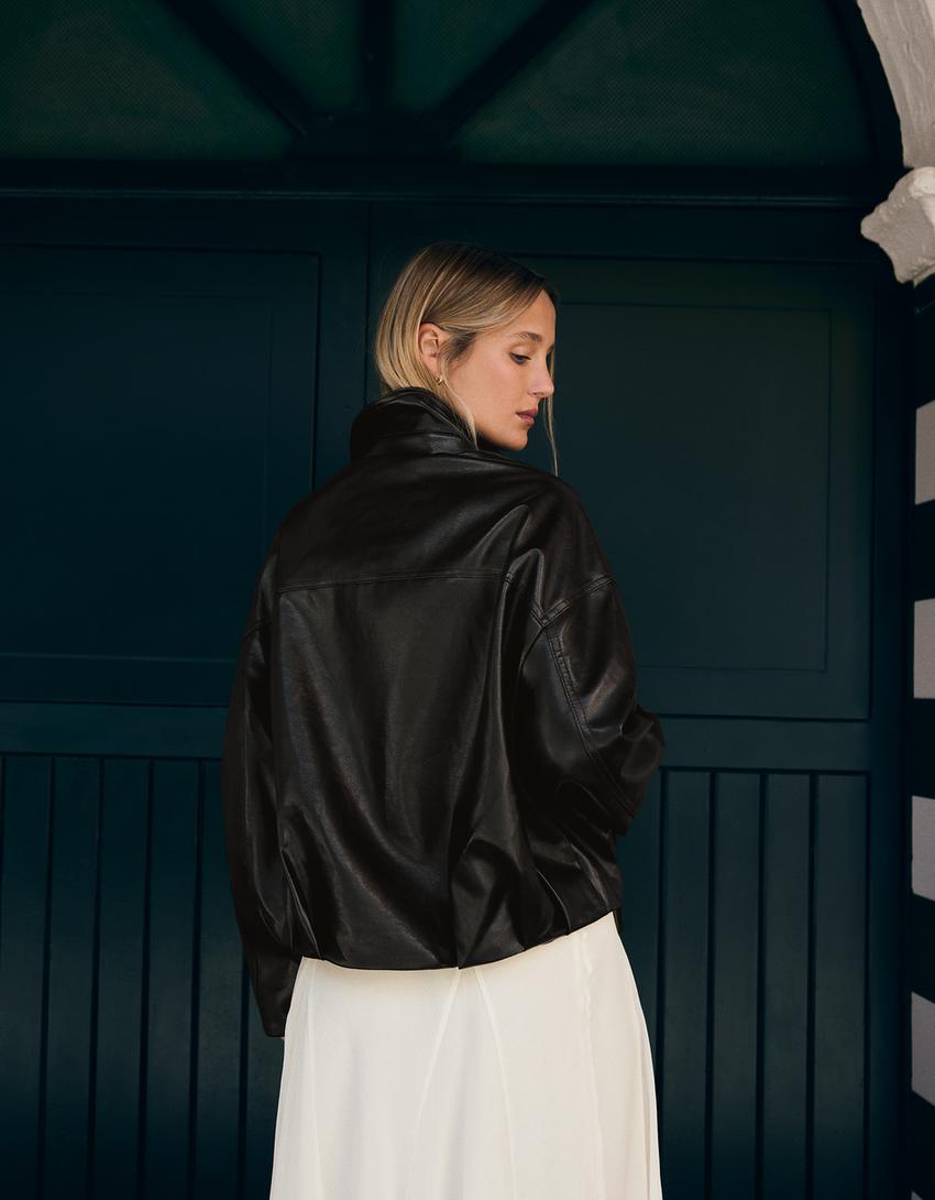 Bomberjacke in Lederoptik mit Gürtel-Schwarz