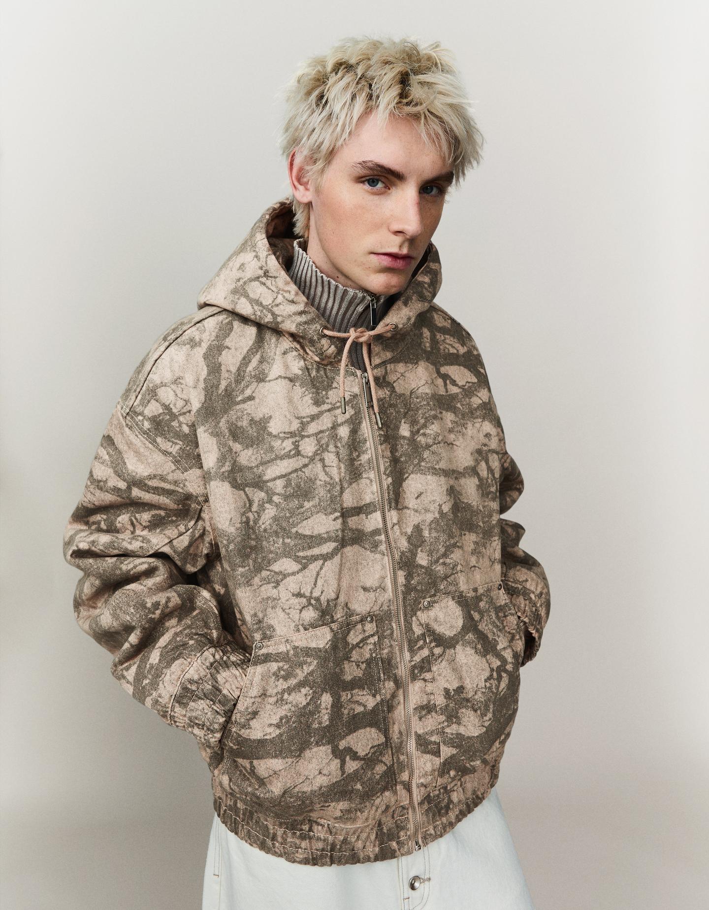 Bershka kurtka z kapturem z nadrukiem brązowy