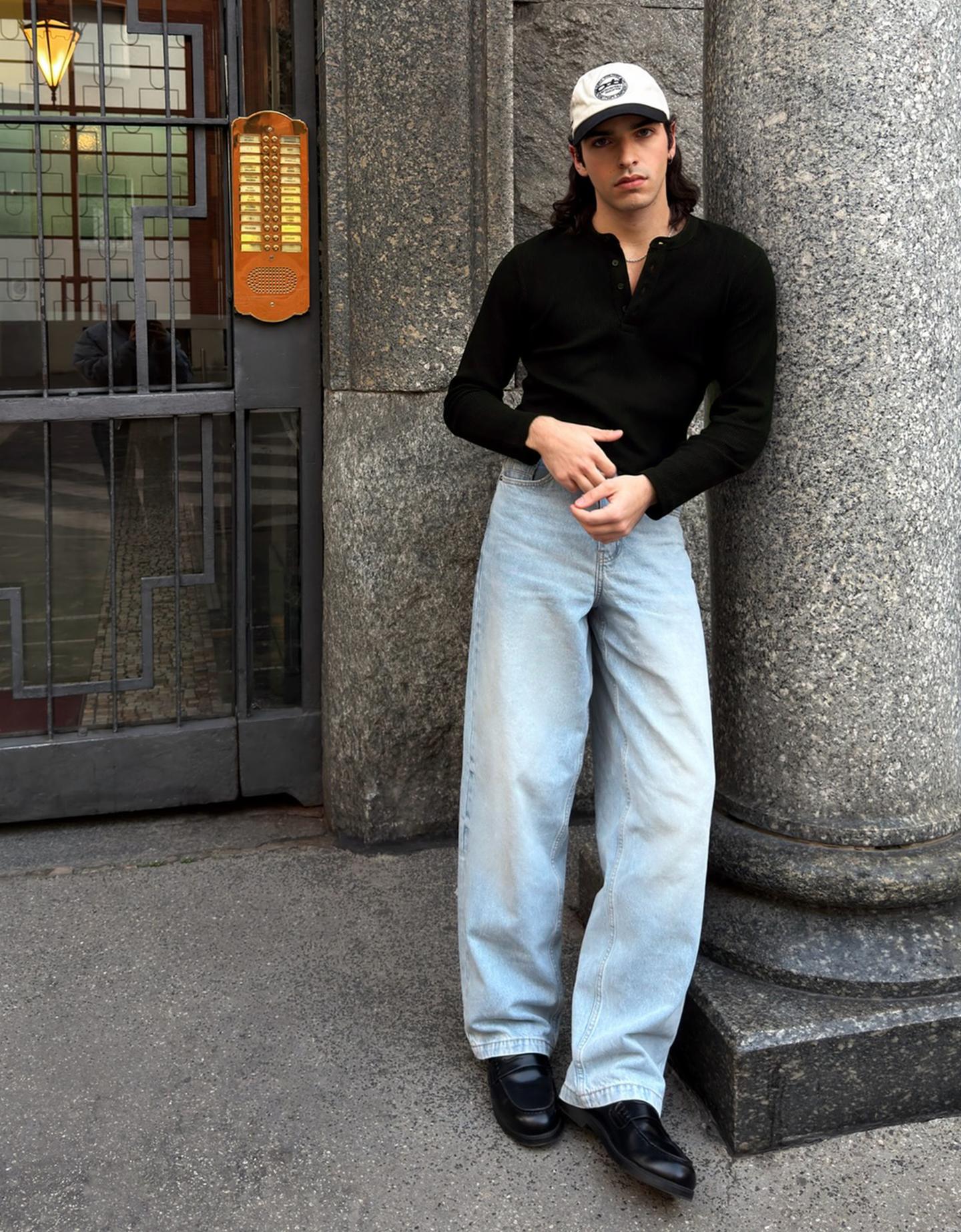 Bershka jeansy o kroju straight jasnoniebieski