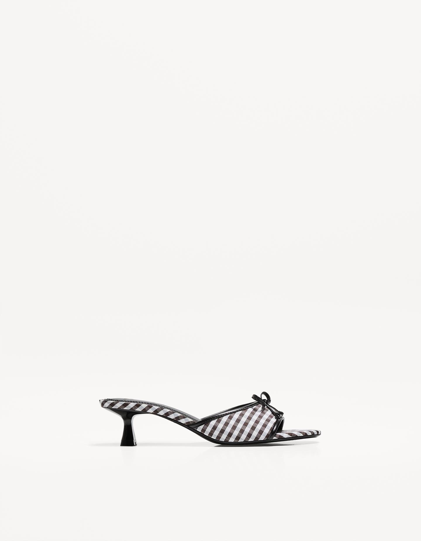 Bershka klapki na obcasie typu kaczuszka kombinowany