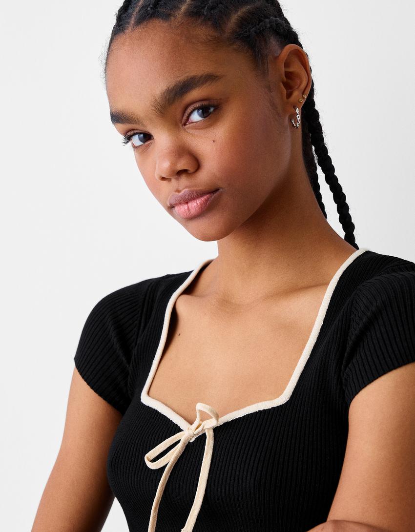 Short sleeve sweater with contrast bow-Black-2
