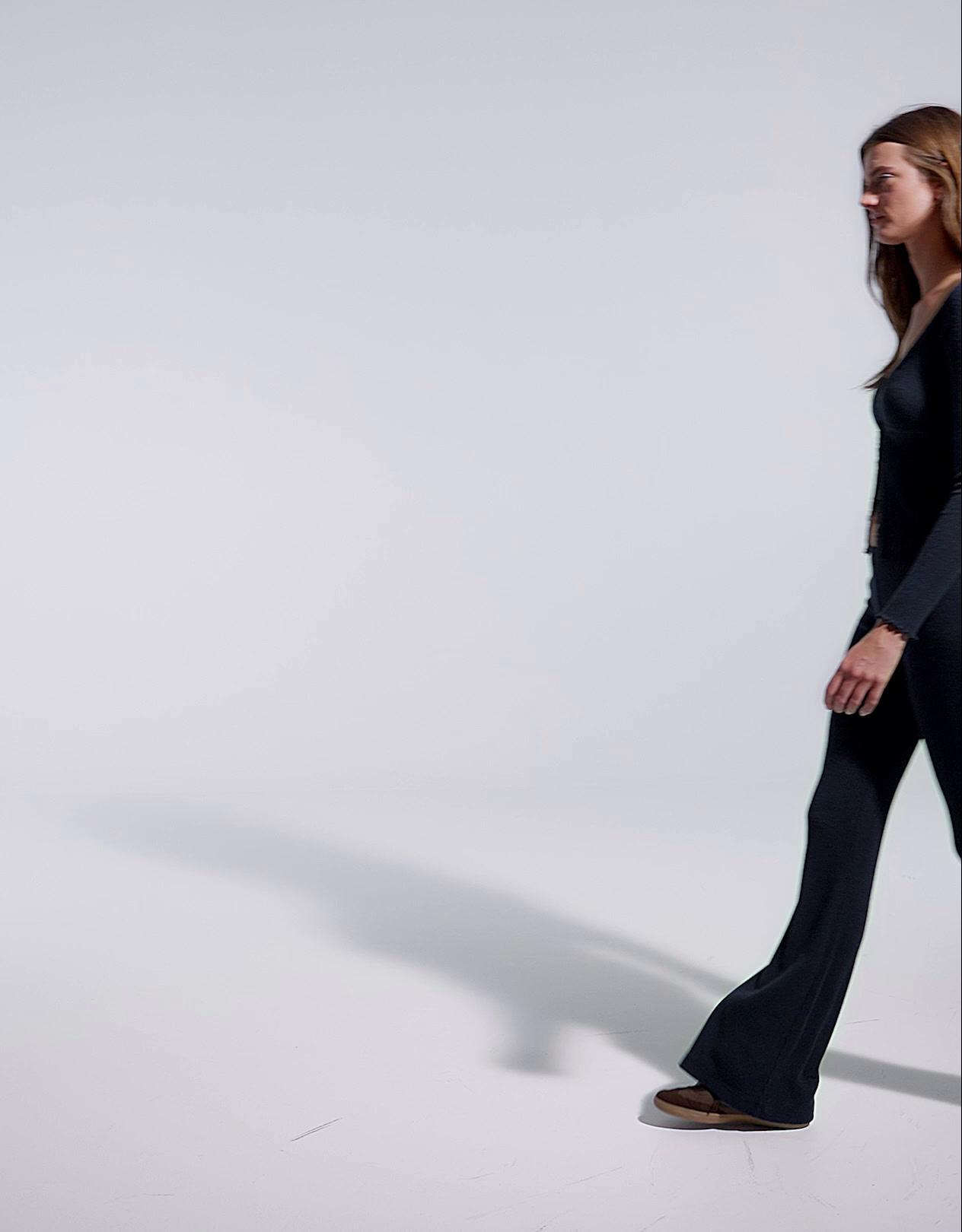 Yumuşak dokulu hırka ve flare fit pantolon takımı - Görsel 5