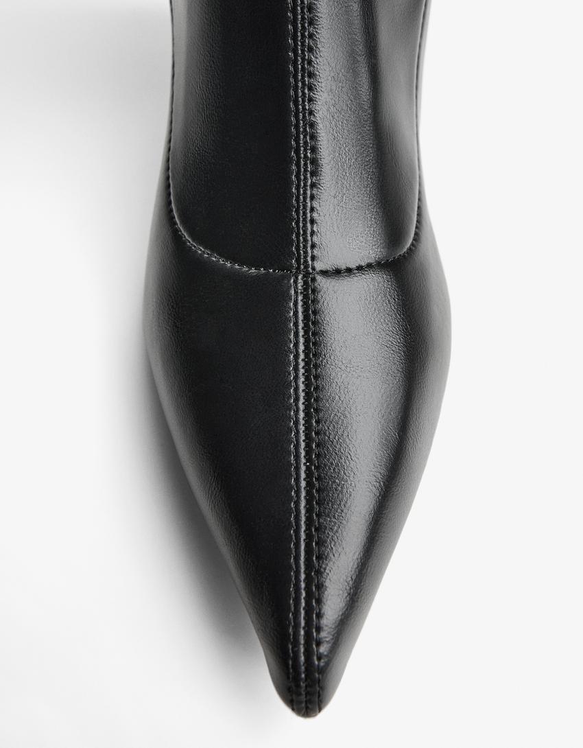 Bota tacão kitten ajustada-Preto