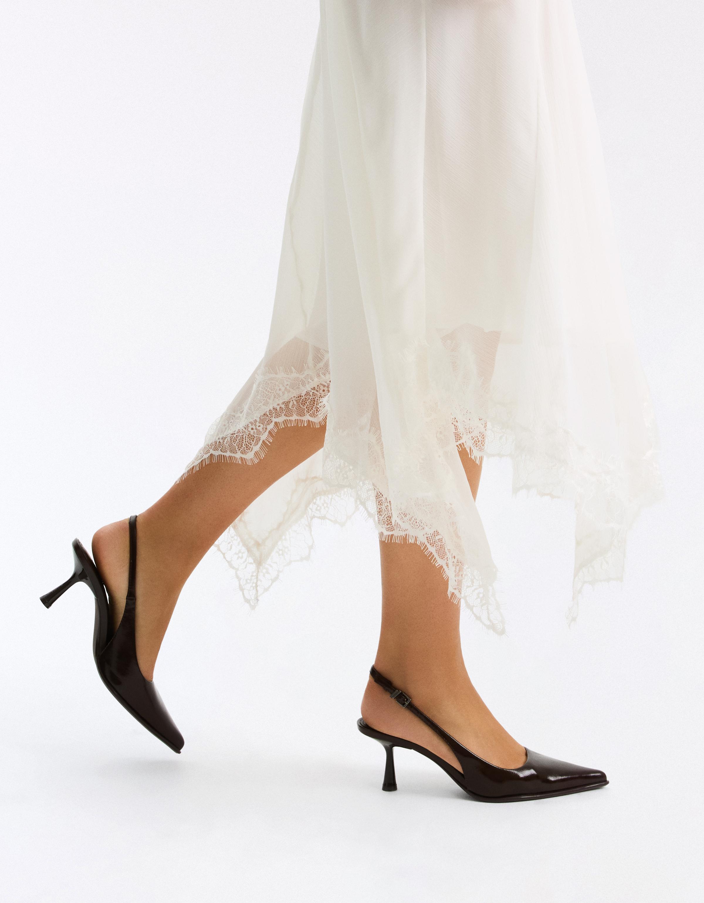 HEELED SHOES WITH BUCKLE DETAIL — Brown
