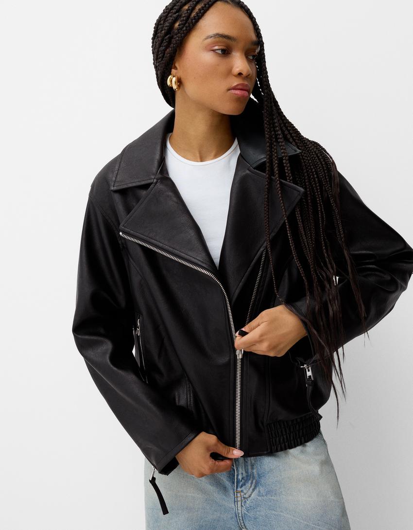 جاكيت جلد صناعي بشعار بارز-أسود-2