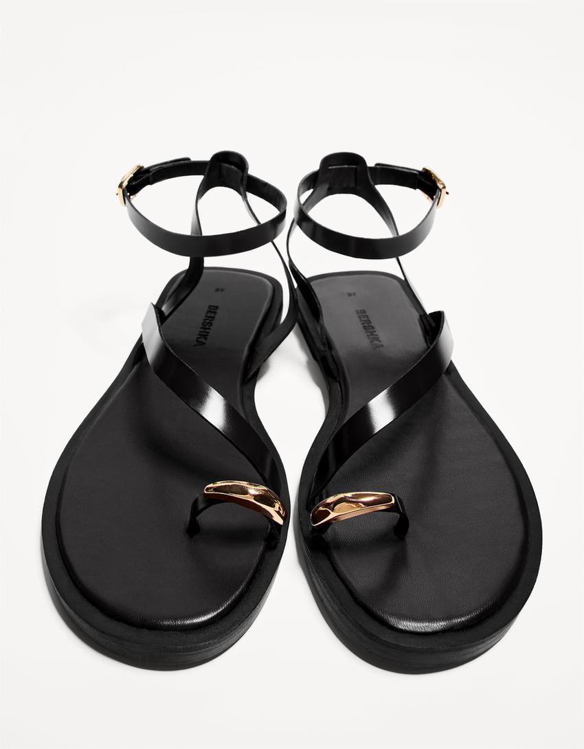 صندل مسطح بتفصيل معدني-أسود