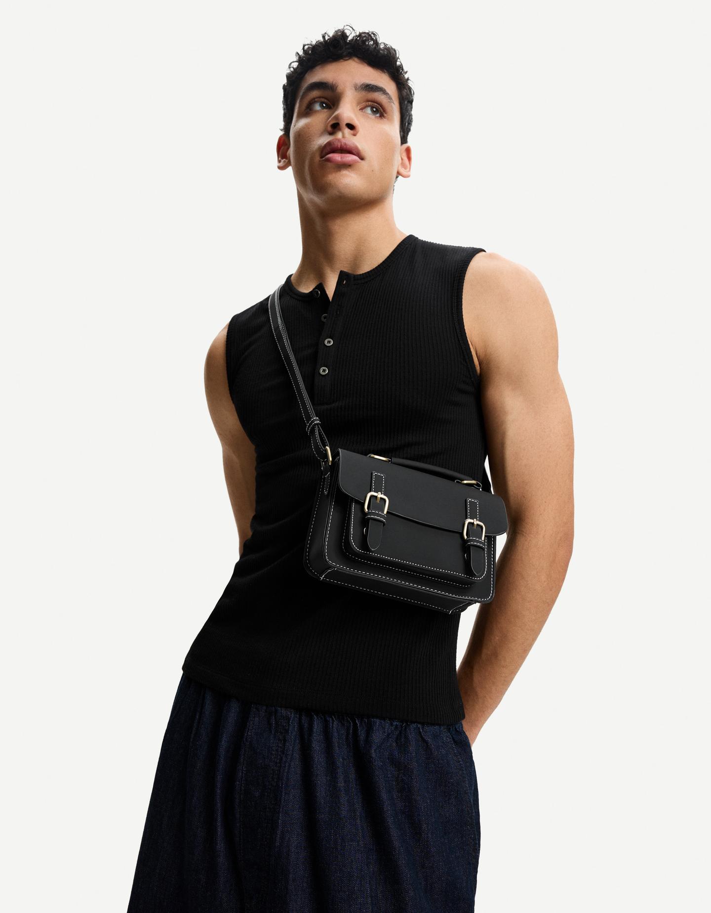 Bershka torebka listonoszka ze stebnowaniem czarny