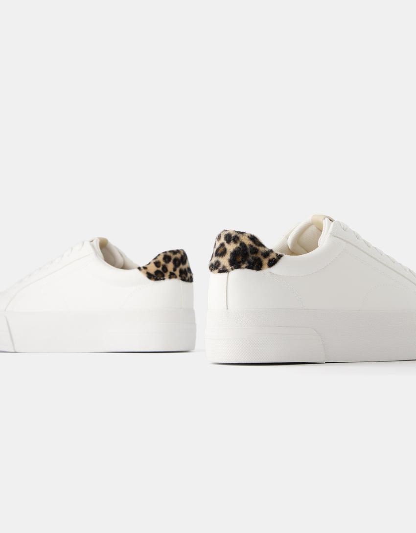 حذاء رياضي بطبعة حيوانية وتفصيل شريط-أبيض