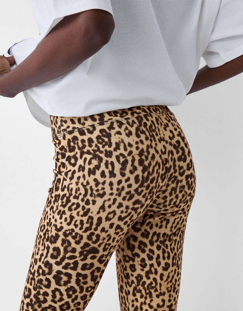 Calças flare com estampado animal print-Marrom-3