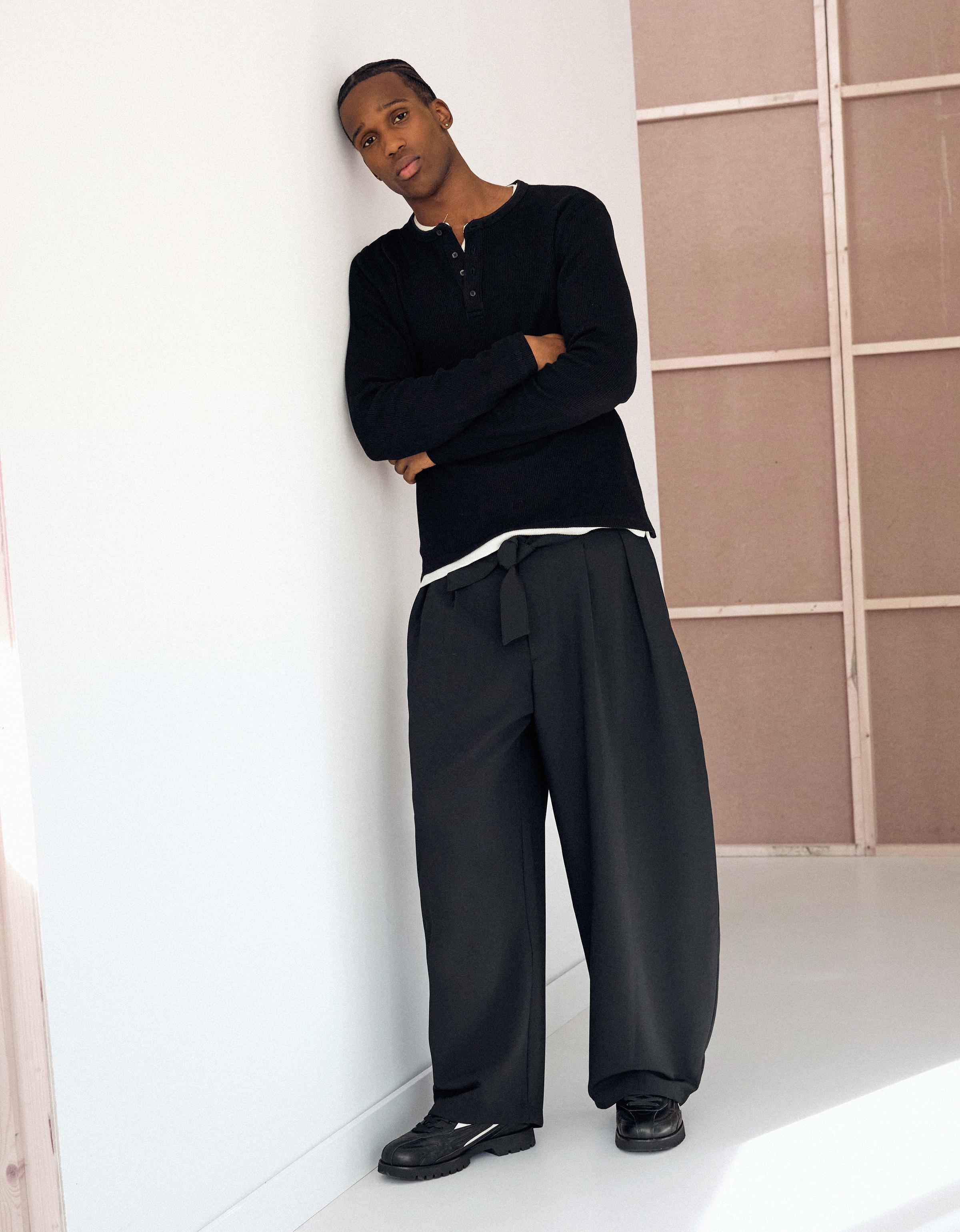 Barrel-leg tailored fit trousers with belt — Black