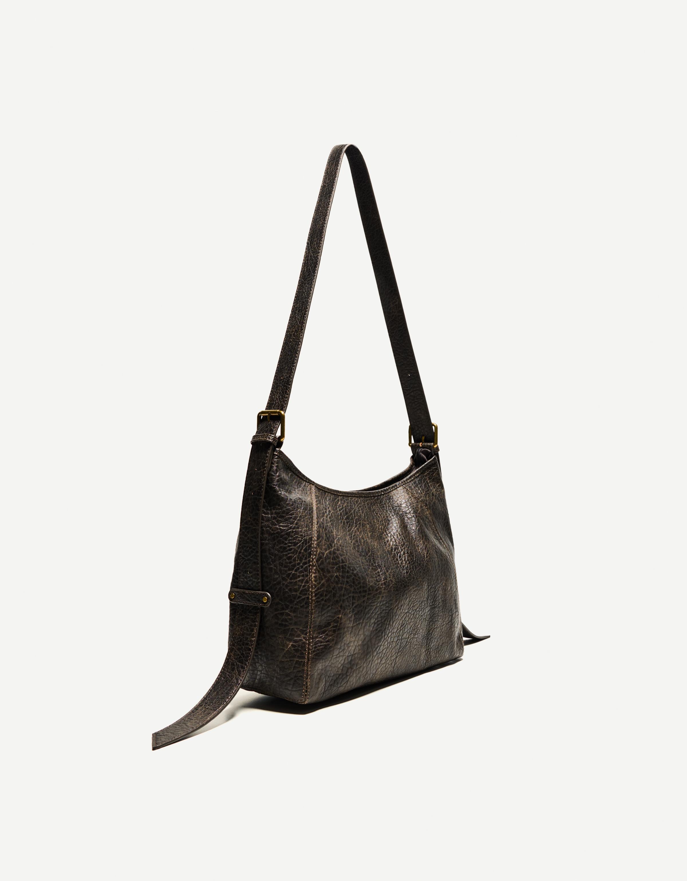 Bershka｜フェイクレザーメッセンジャー クロスバッグ Leather effect crossbody bag - Men | Bershka