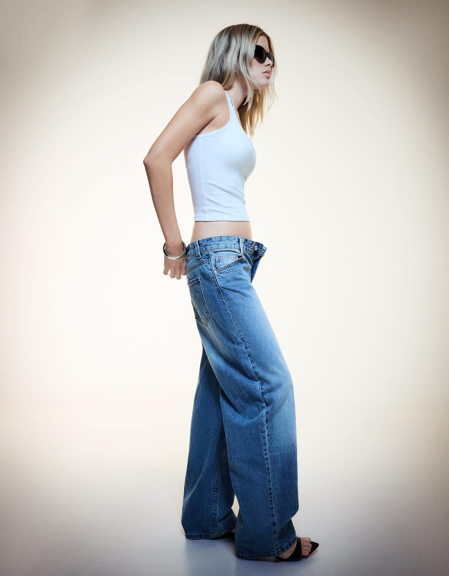 Bershka jeansy o kroju baggy barrel wyblakły niebieski