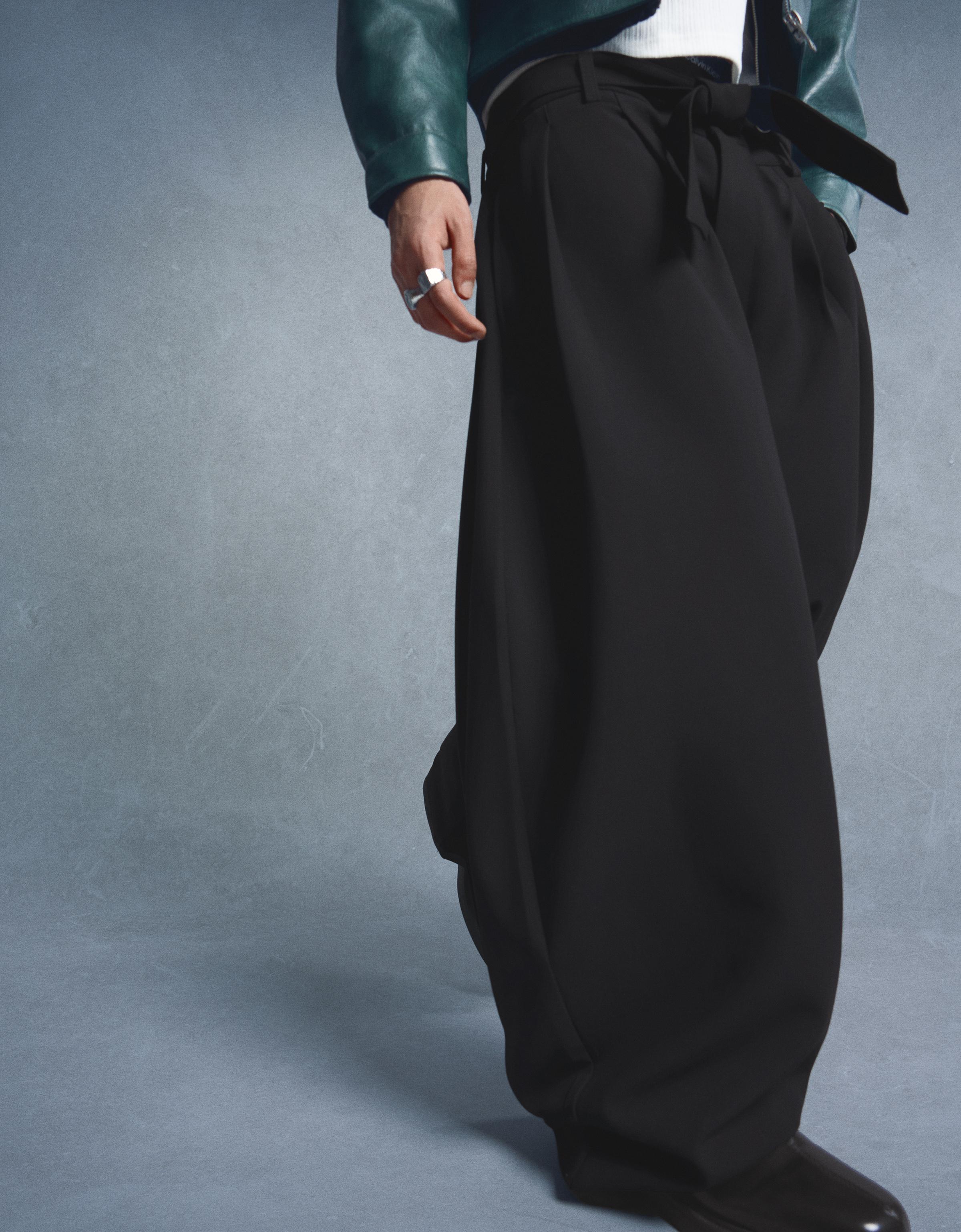 Barrel-leg tailored fit trousers with belt — Black
