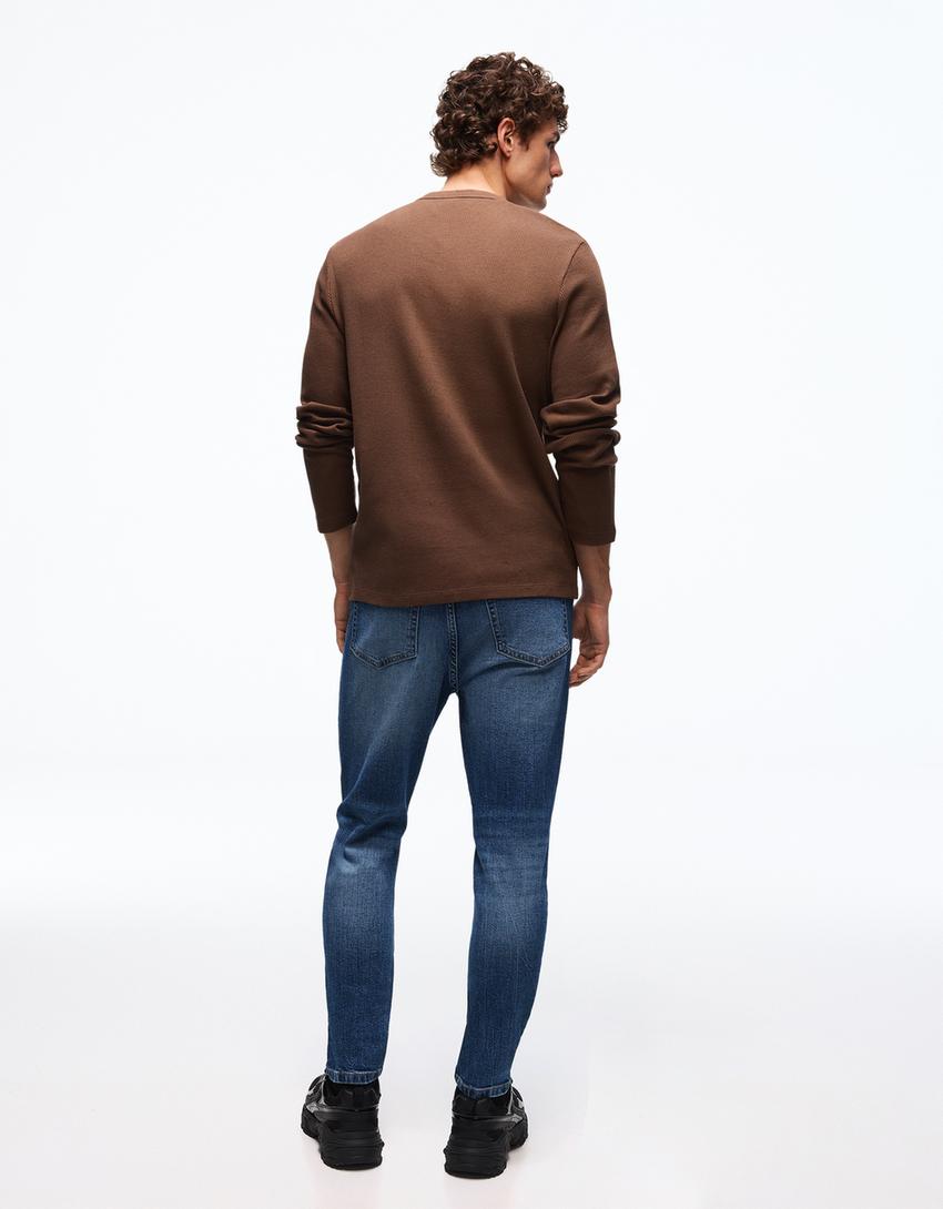 Carrot fit jeans met scheuren-Blauw