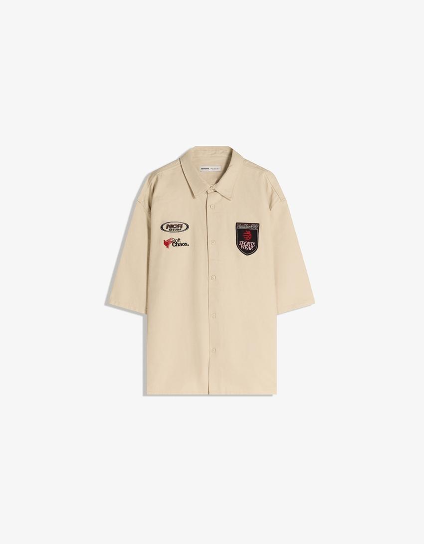 Camisa manga corta boxy parches-Crudo