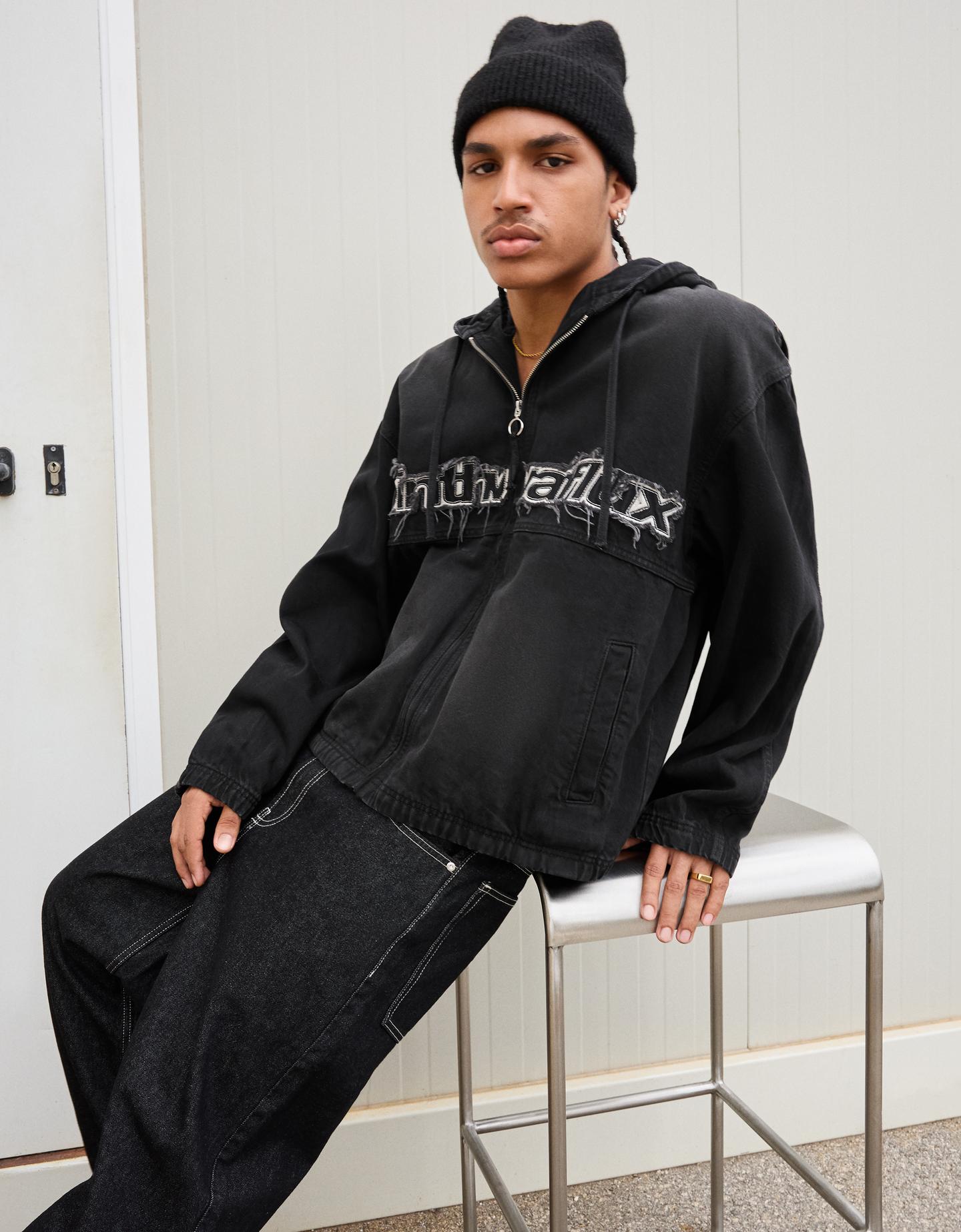 Bershka kurtka jeansowa z haftem i zamkiem błyskawicznym czarny