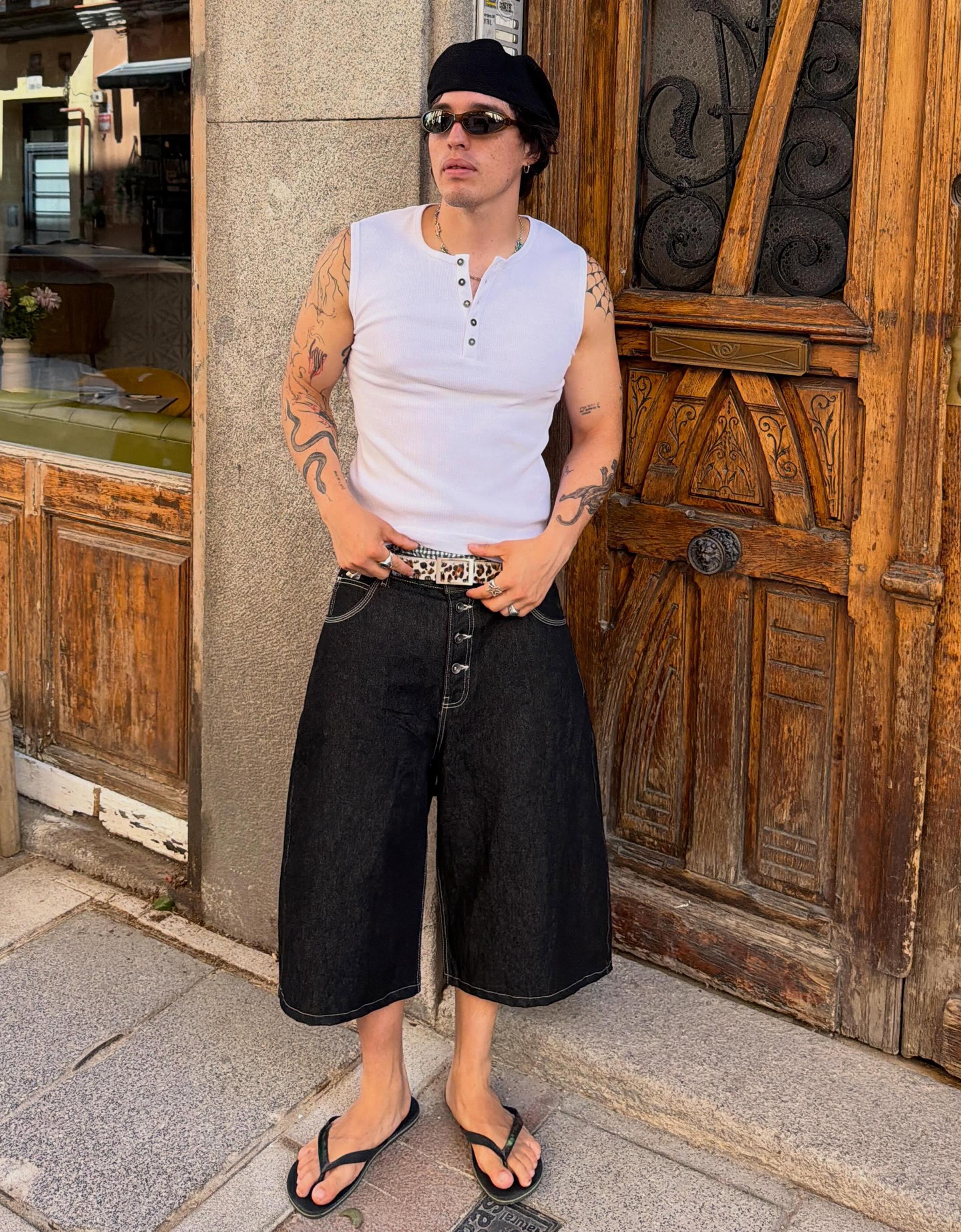 Barrel leg denim Bermuda shorts — Black