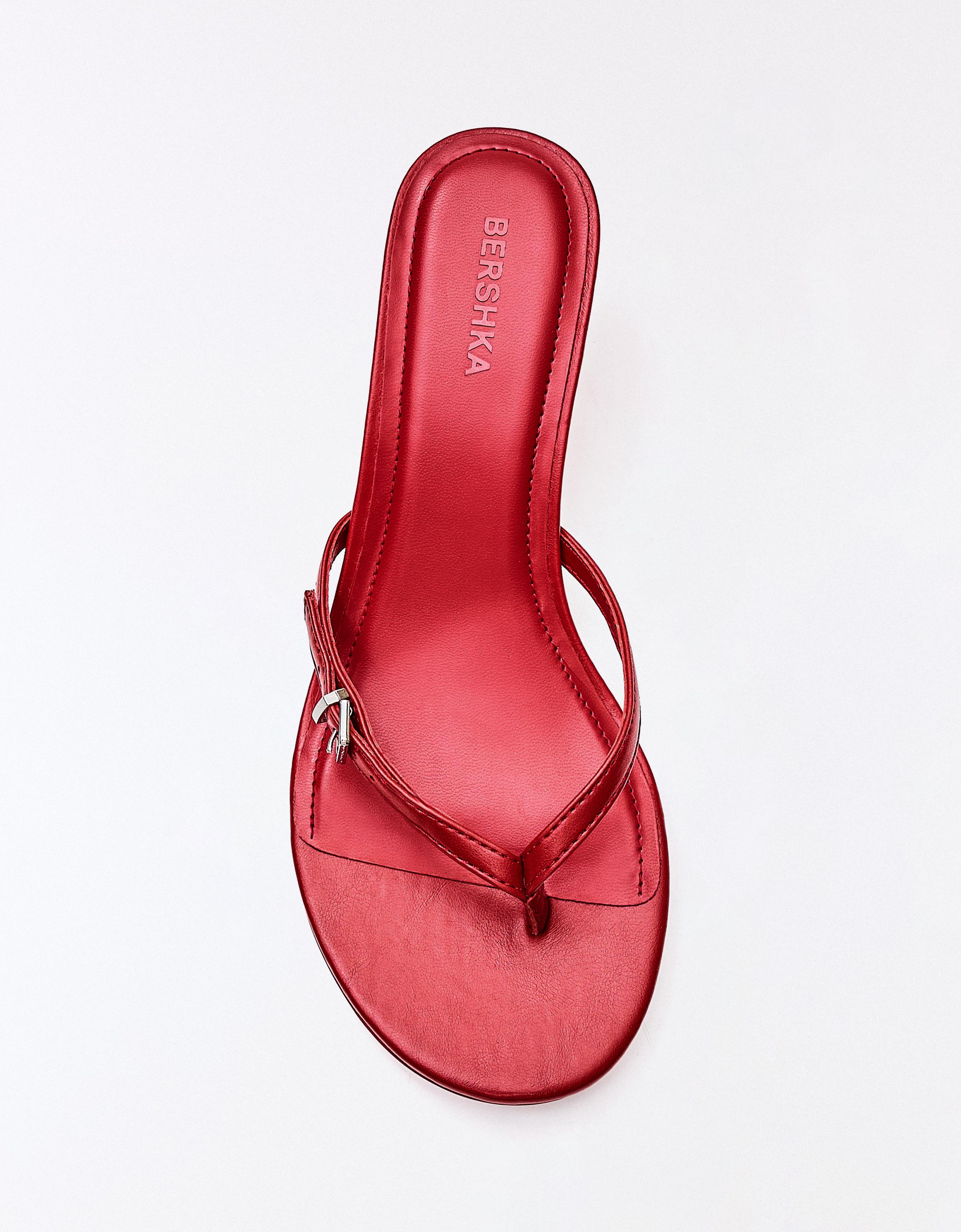 Buckle thong heeled sandals — RED