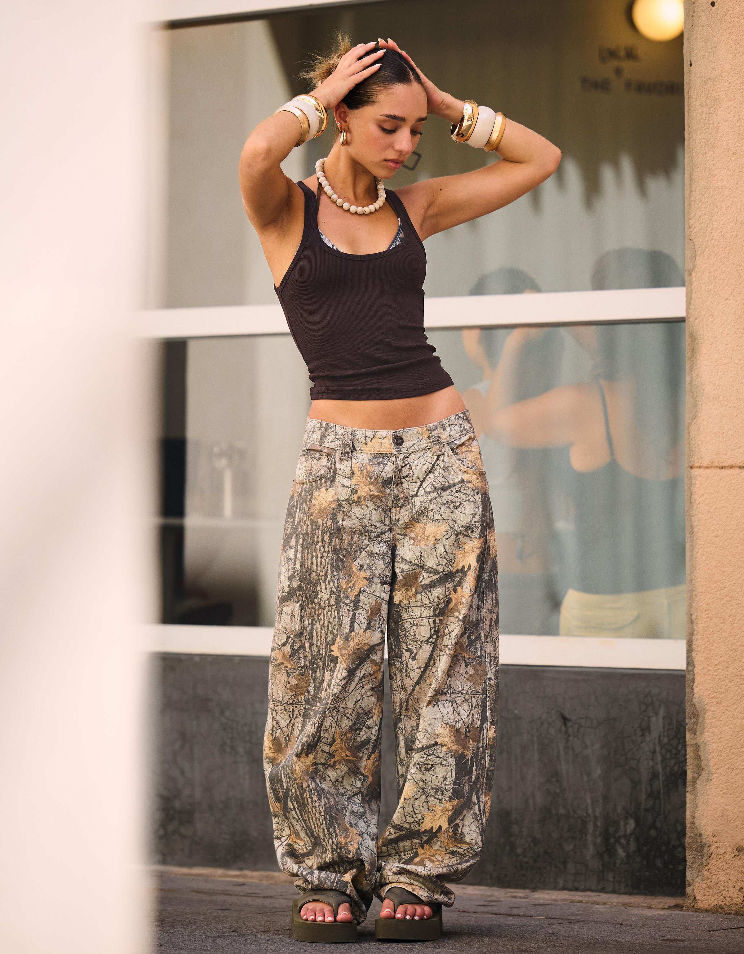 Bershka Barrel-Hose Mit Print Damen 32 Braun